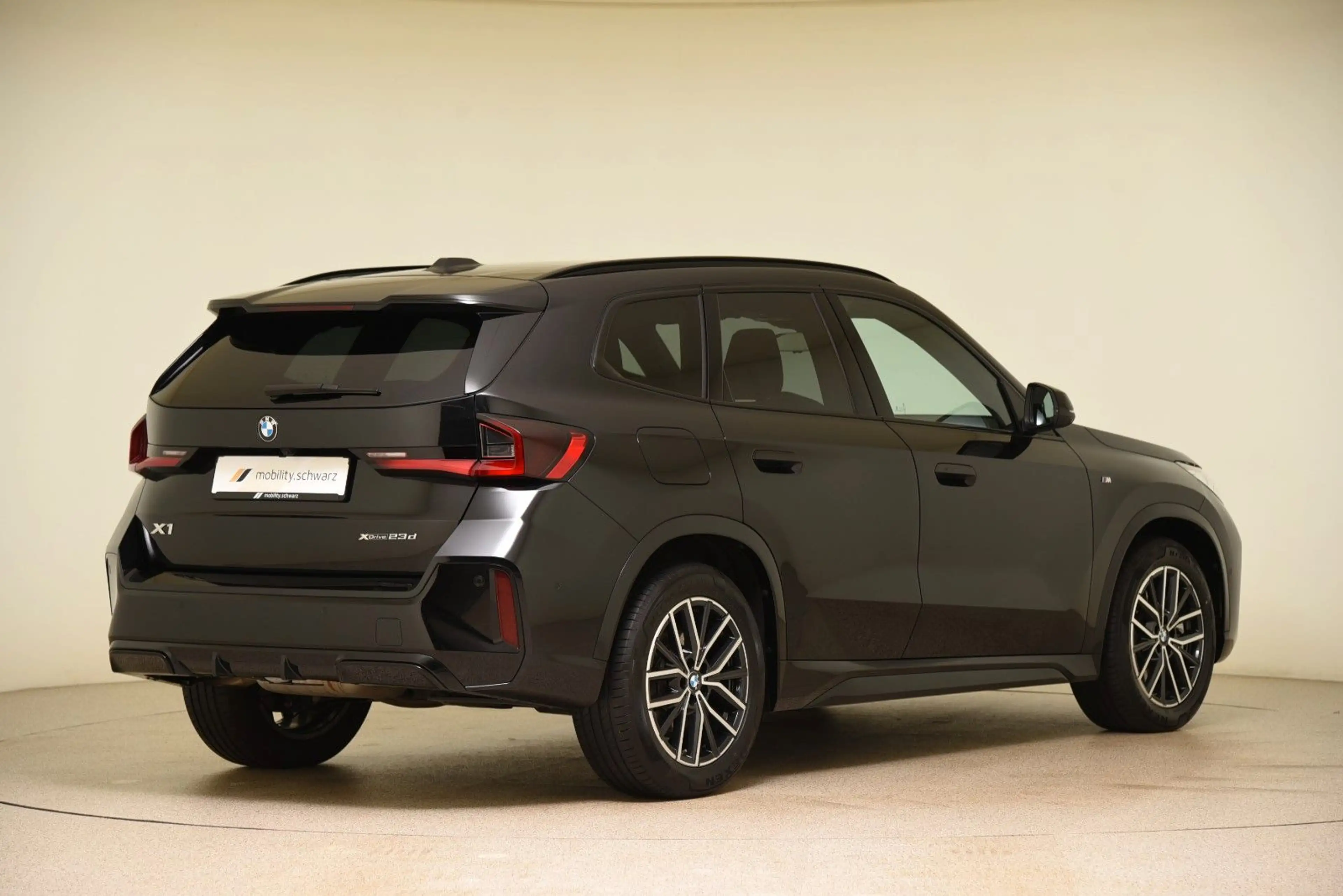 BMW X1 xDrive23d M Sport AHK DrivAssPro HiFi Head-Up — photo 3