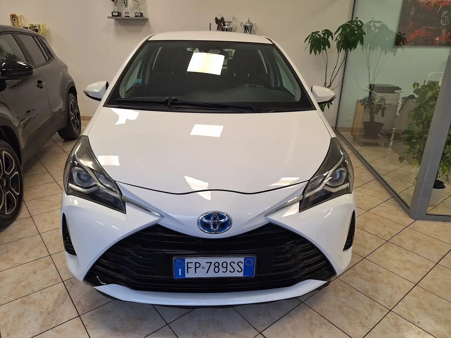 Toyota Yaris 5p 1.5h Cool Bianco - 1