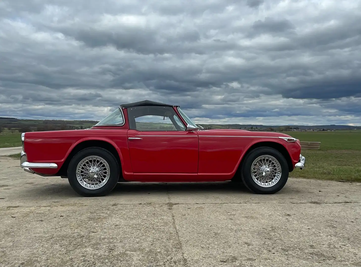 Triumph TR4 TR4A-IRS Rouge - 2