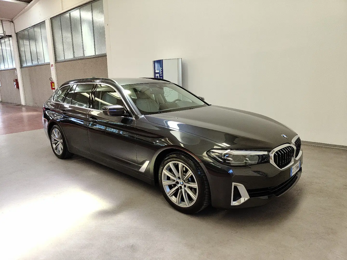 BMW 530 i 48V xDrive Touring Luxury auto Pelle Navi 18” Grau - 2
