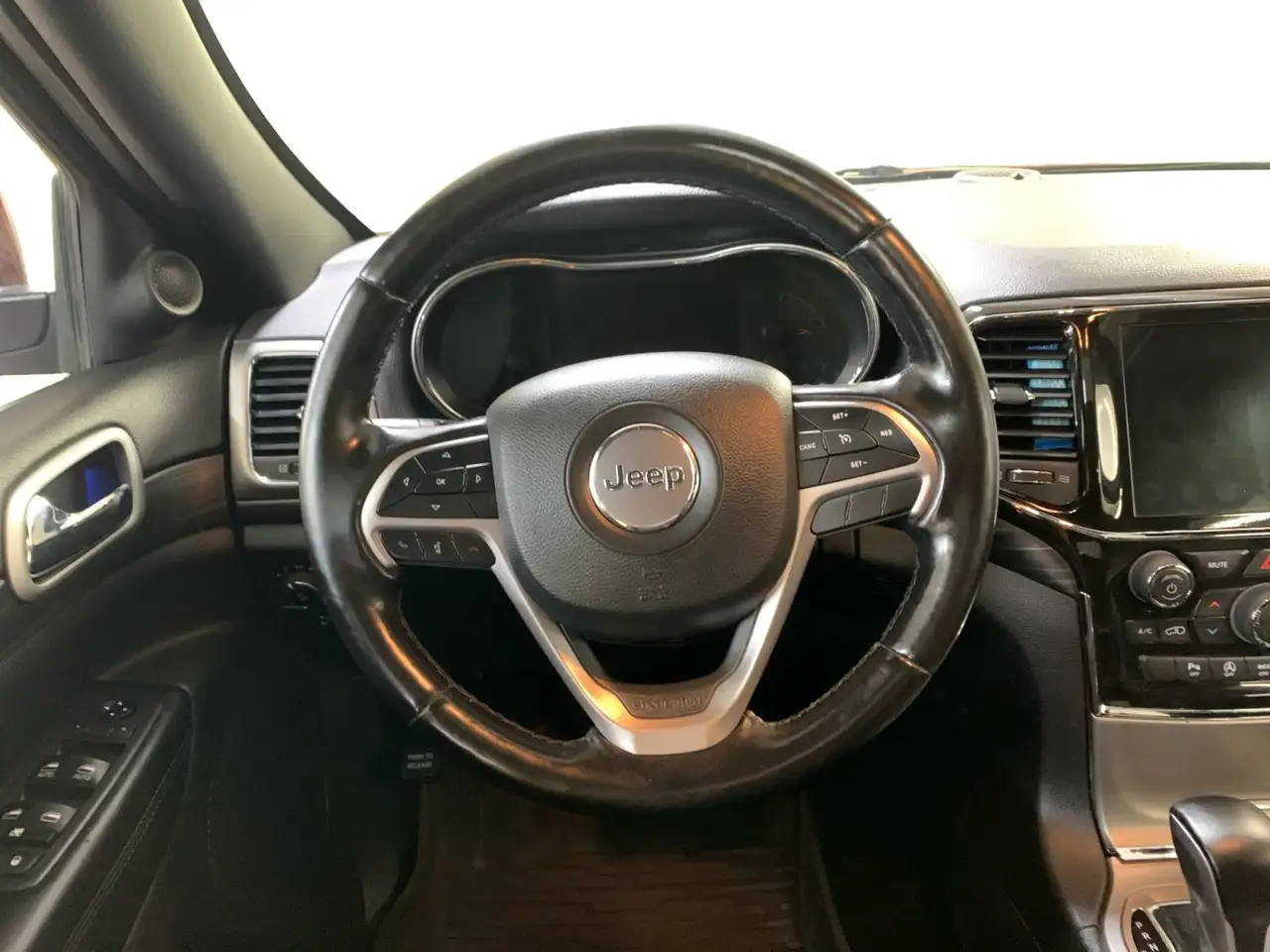 Jeep Grand Cherokee снимка Jeep Grand Cherokee