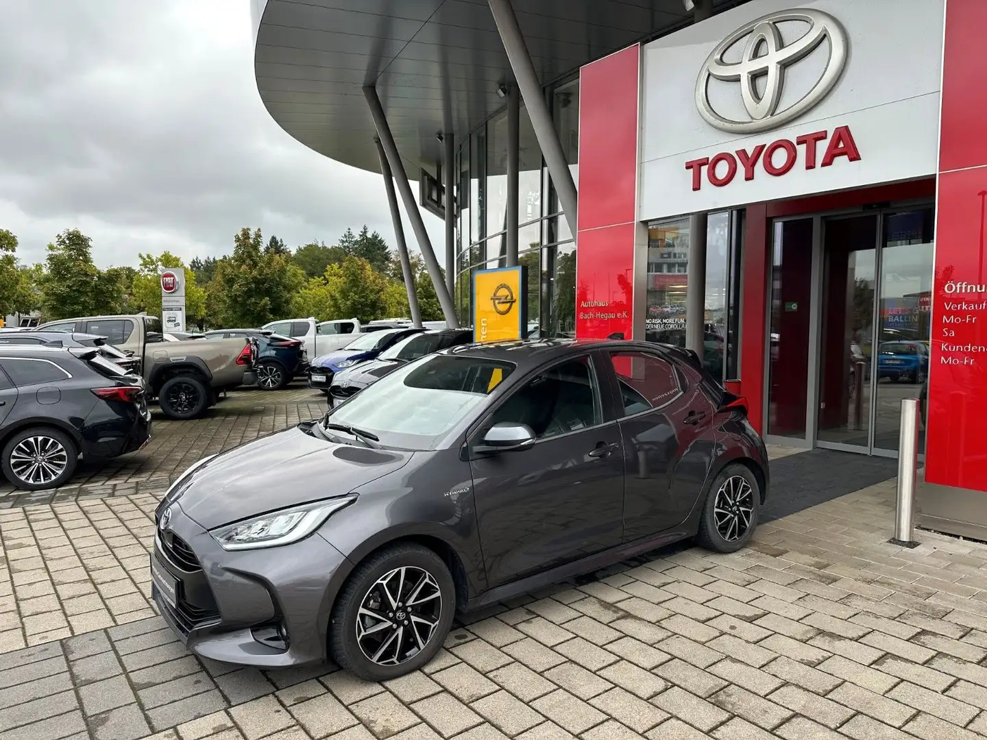 Toyota Yaris 1.5 Hybrid Club, KAMERA,LED,KLIMAAUTOMATIK Grau - 2