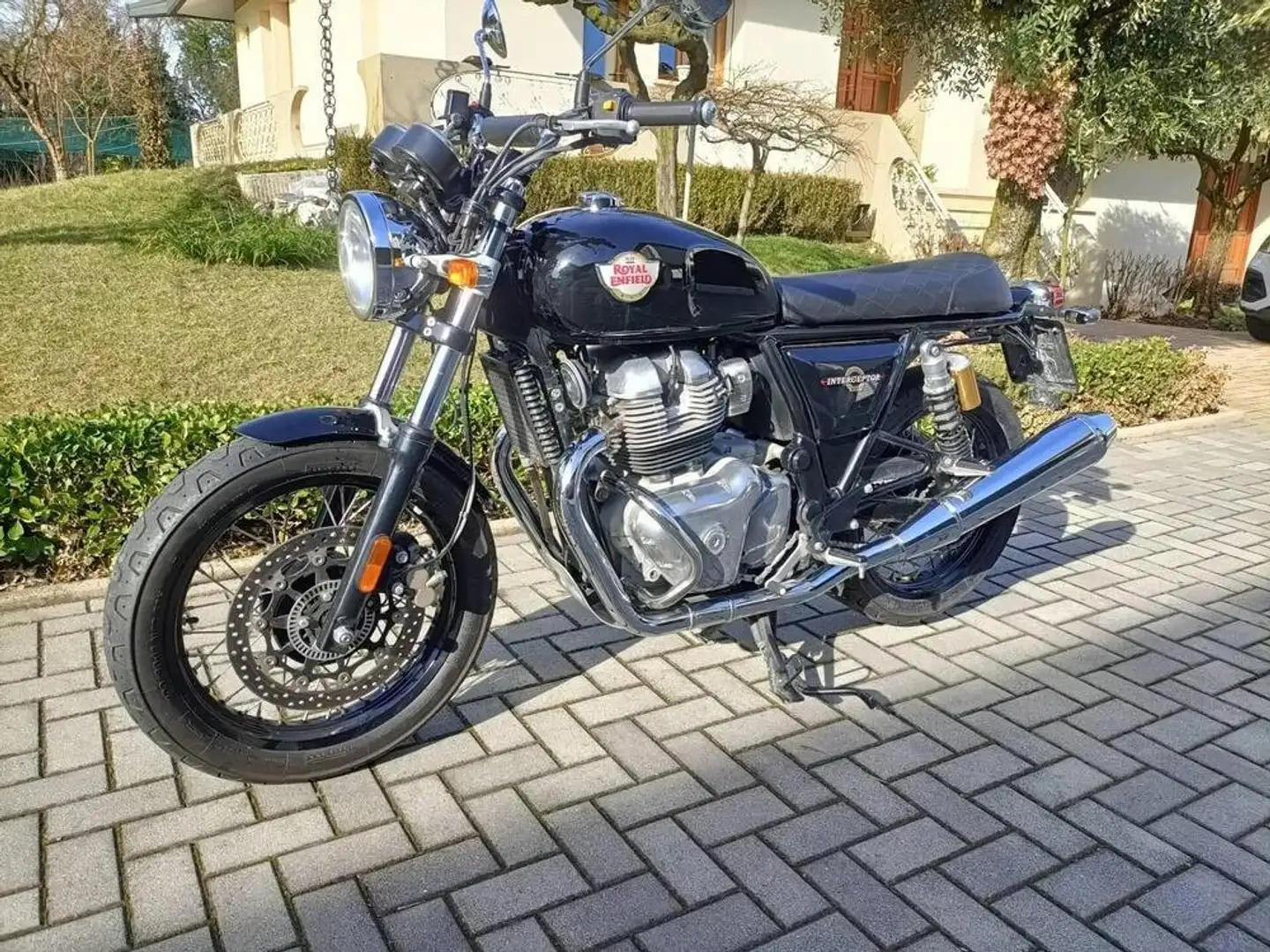 Royal Enfield Interceptor Nero - 2