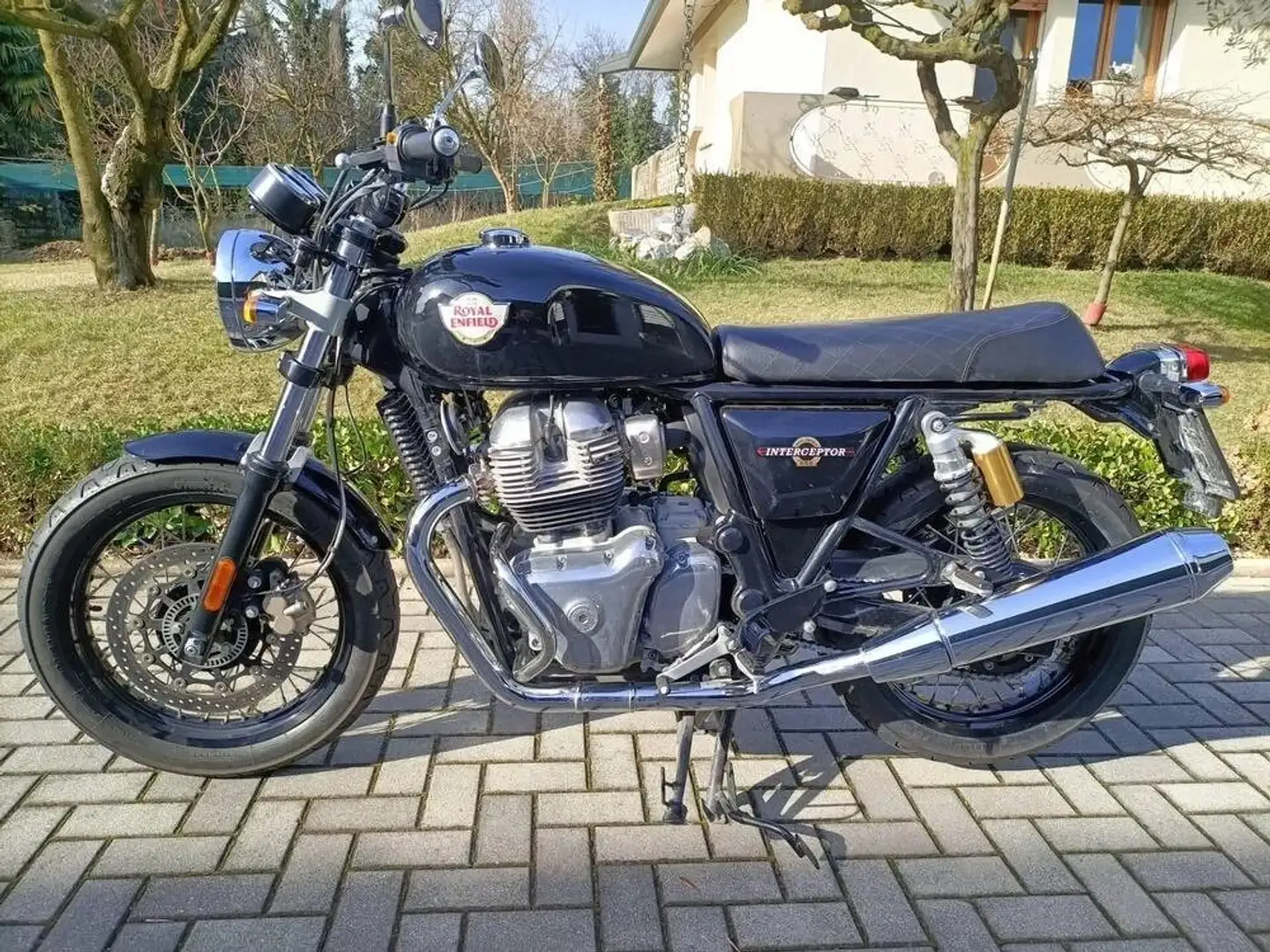 Royal Enfield Interceptor Nero - 1