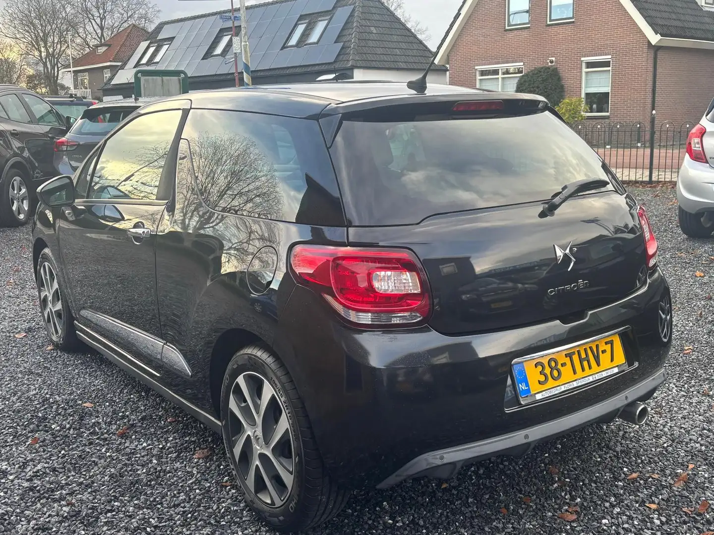 Citroen DS3 1.6 e-HDi So Chic|Cruise|PDC|Rijklaar!| Zwart - 2