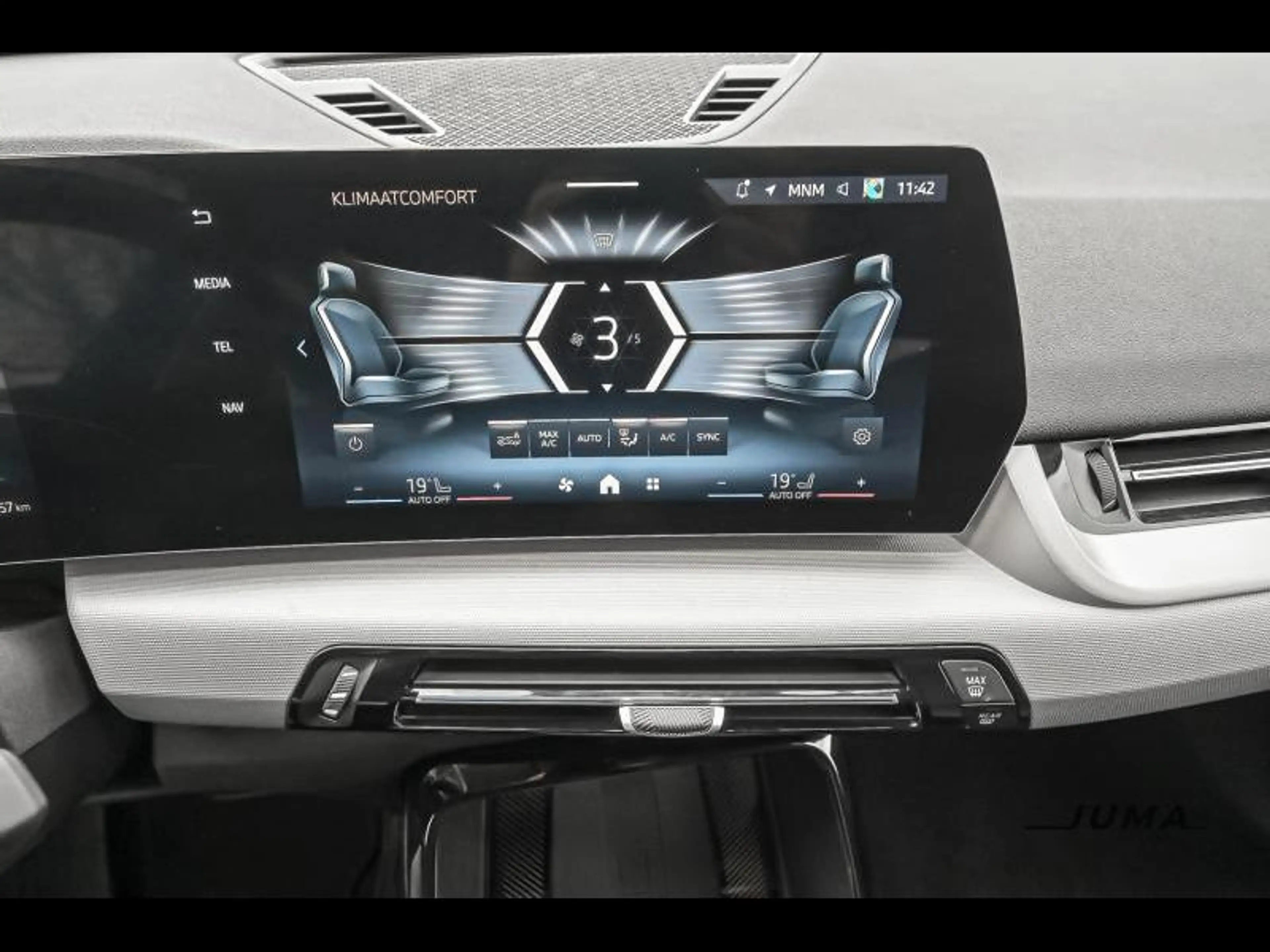 BMW iX2 xDrive30 — photo 12