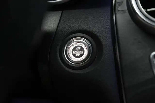 Mercedes-Benz 220 view 27