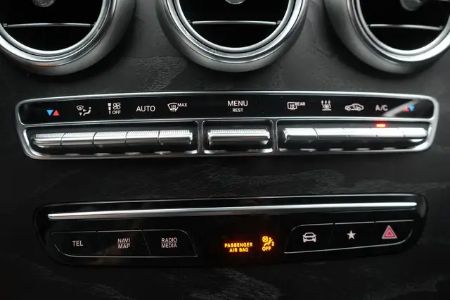 Mercedes-Benz 220 view 19