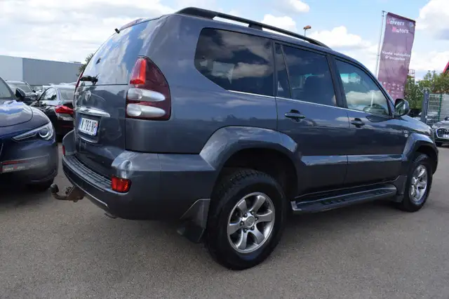 Toyota Land Cruiser view 6