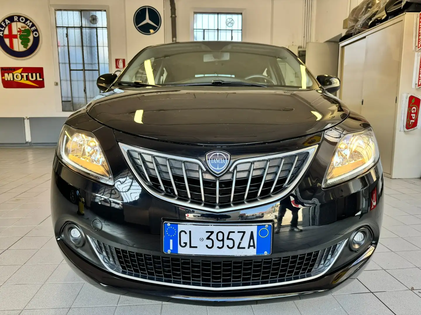 Lancia Ypsilon YPSILON 1.0 HYBRID GOLD OK NEOPATENTATI Schwarz - 2