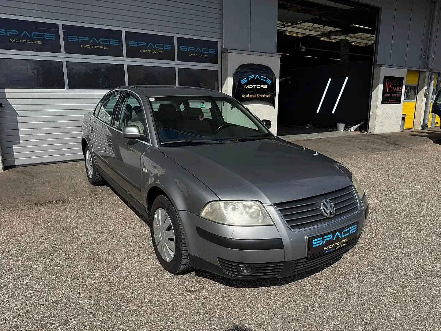 Volkswagen Passat 1,9 TDI PD Trendline Cool Aut. Grau - 1