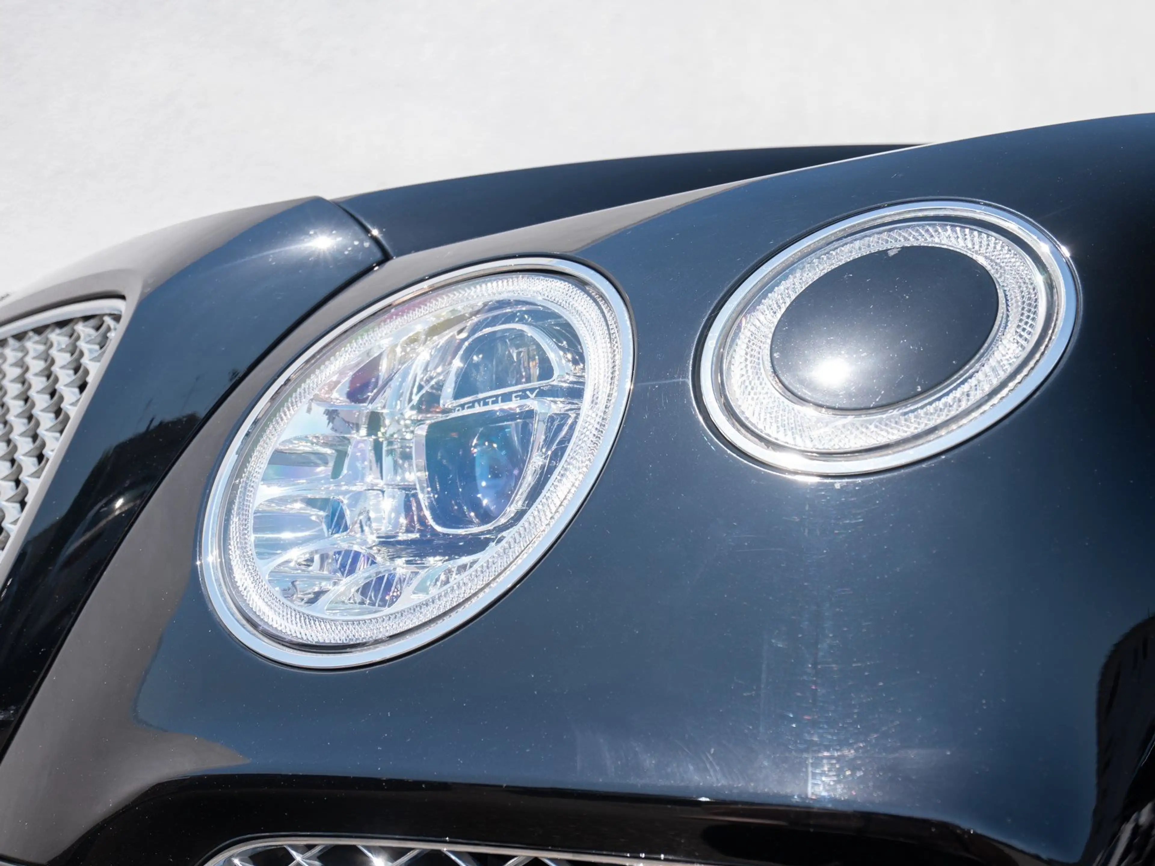 Bentley Bentayga V8 — photo 12