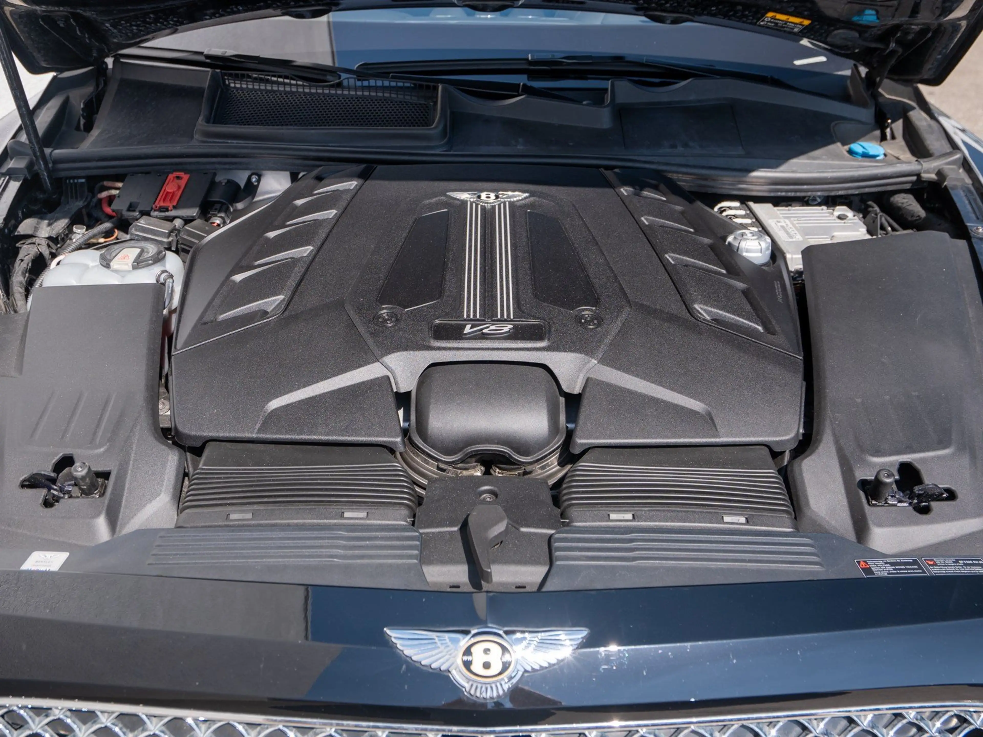 Bentley Bentayga V8 — photo 14