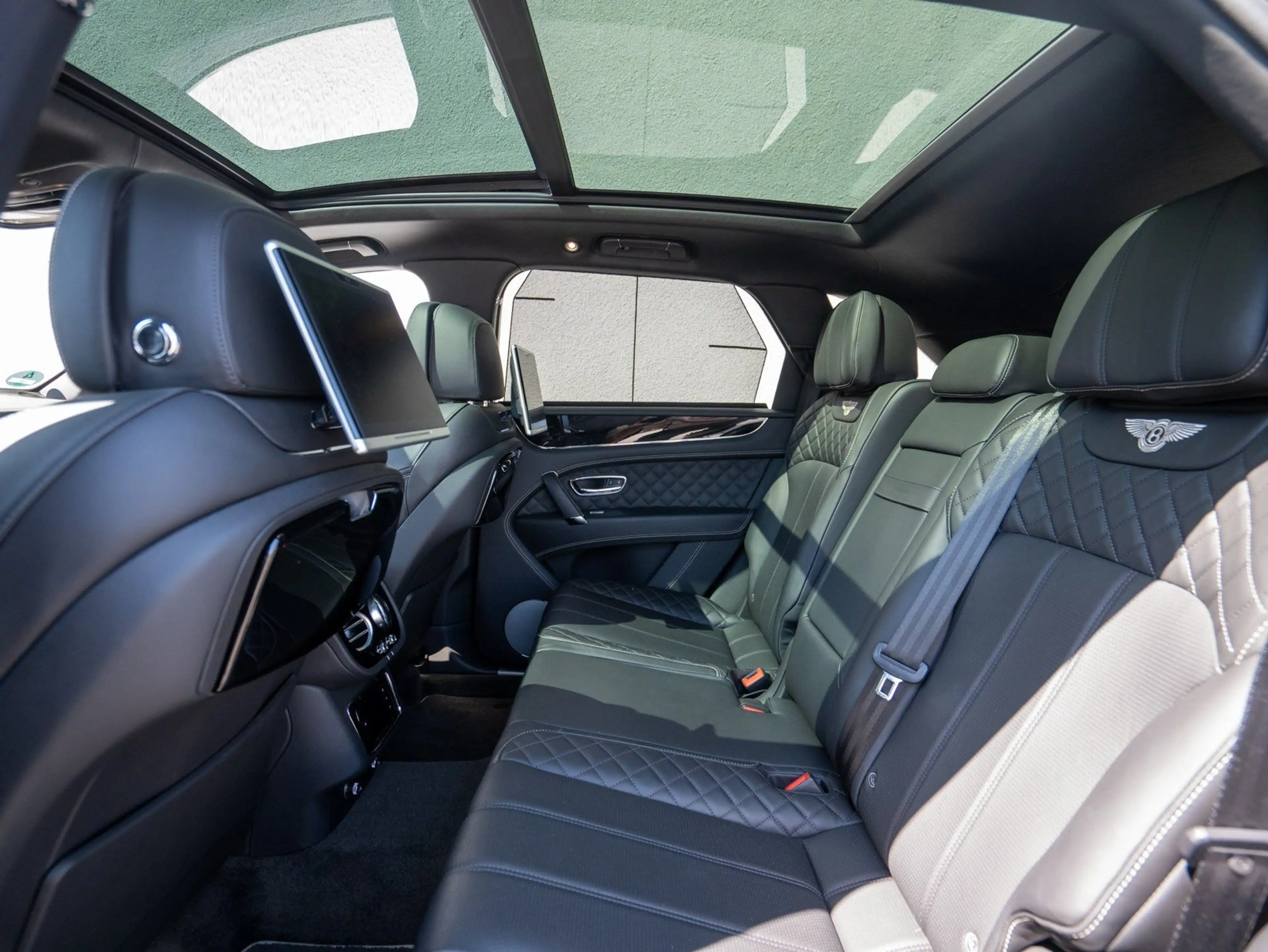 Bentley Bentayga V8 — photo 10