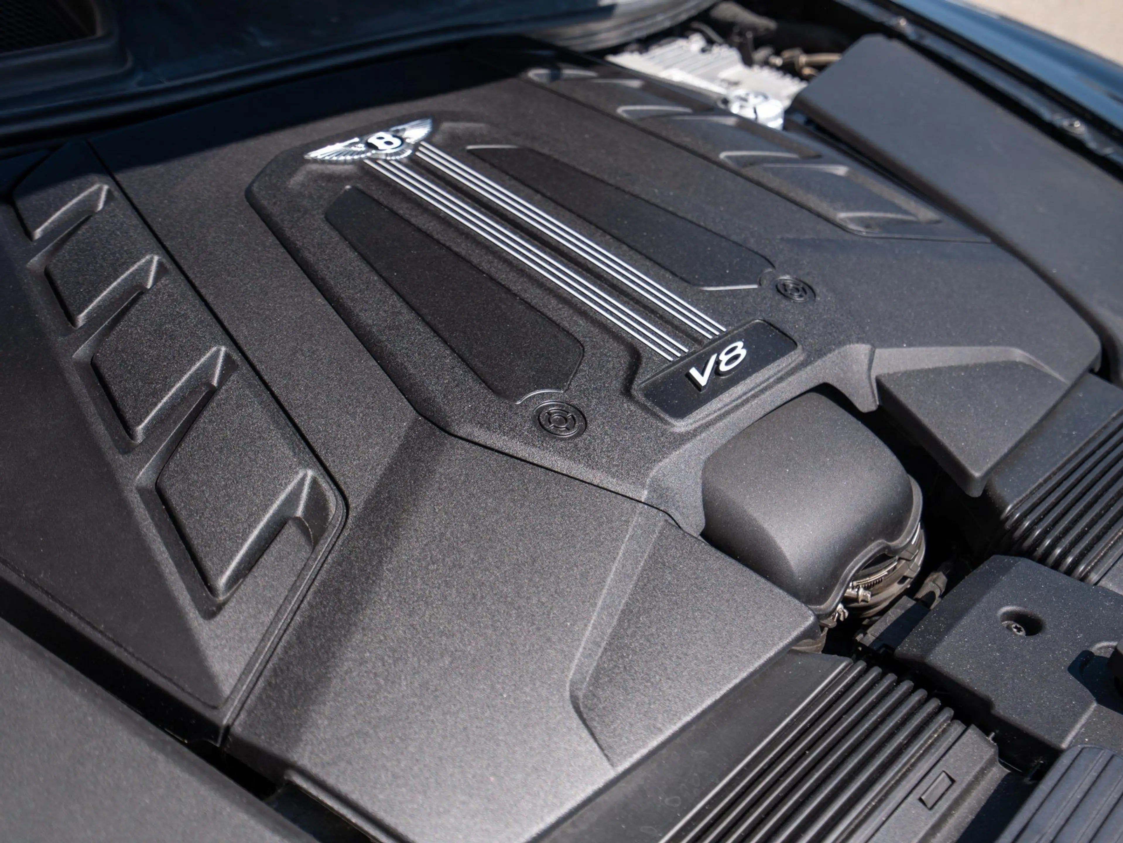 Bentley Bentayga V8 — photo 15