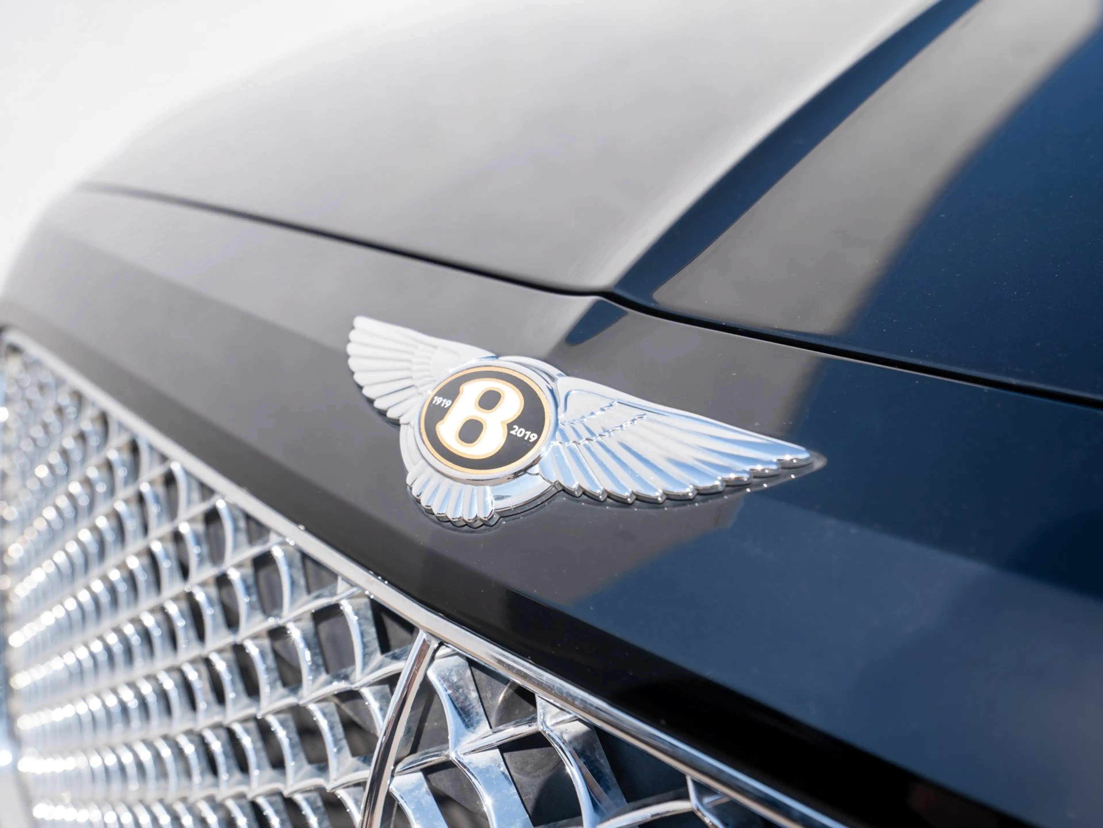 Bentley Bentayga V8 — photo 13