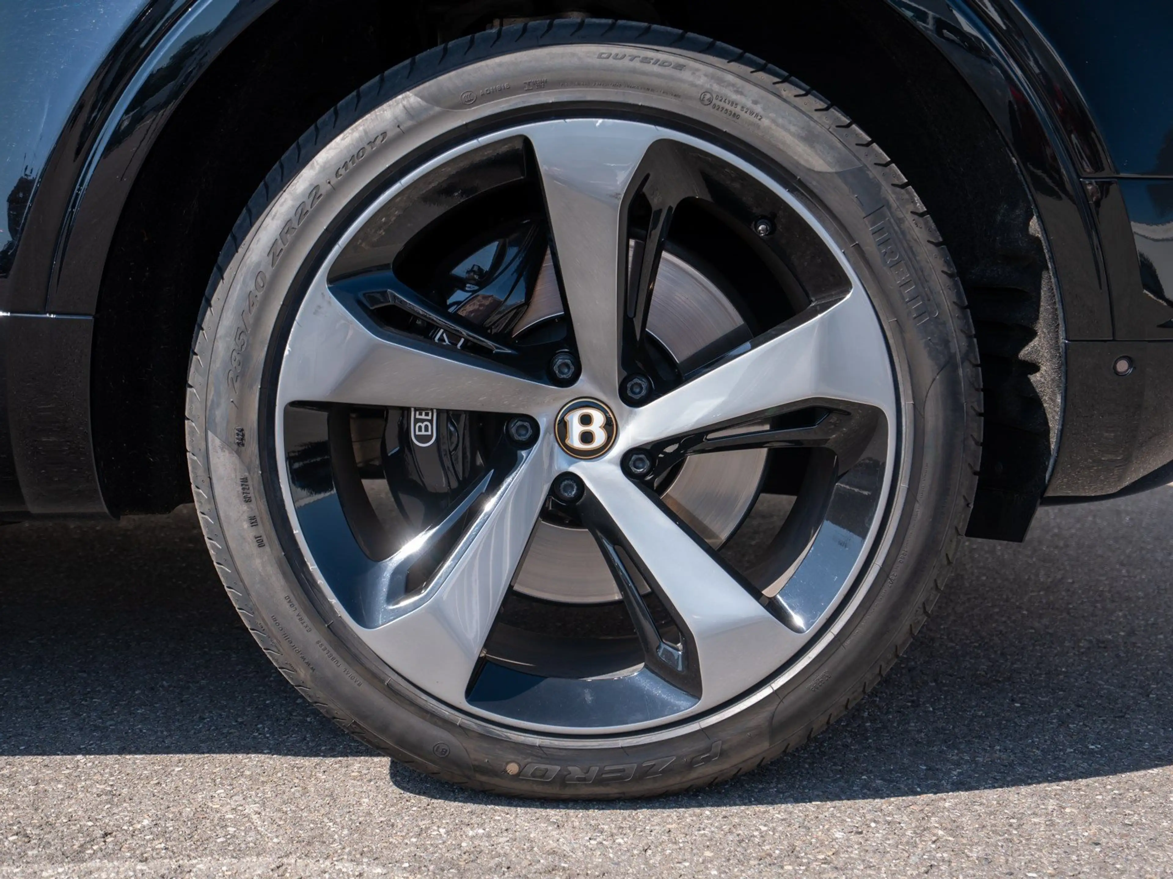 Bentley Bentayga V8 — photo 2