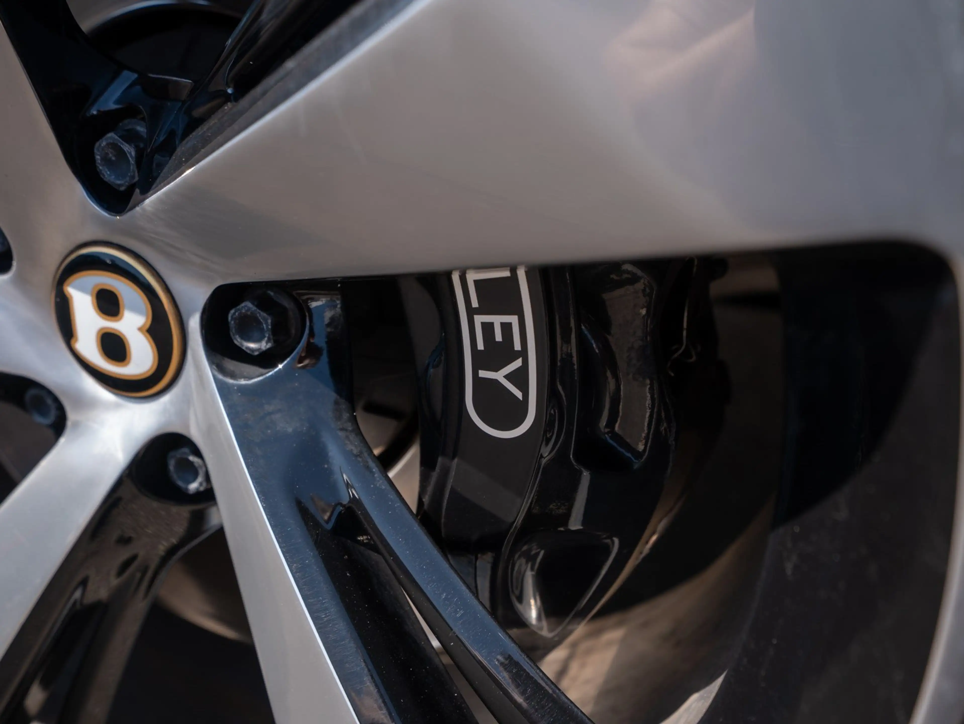 Bentley Bentayga V8 — photo 11
