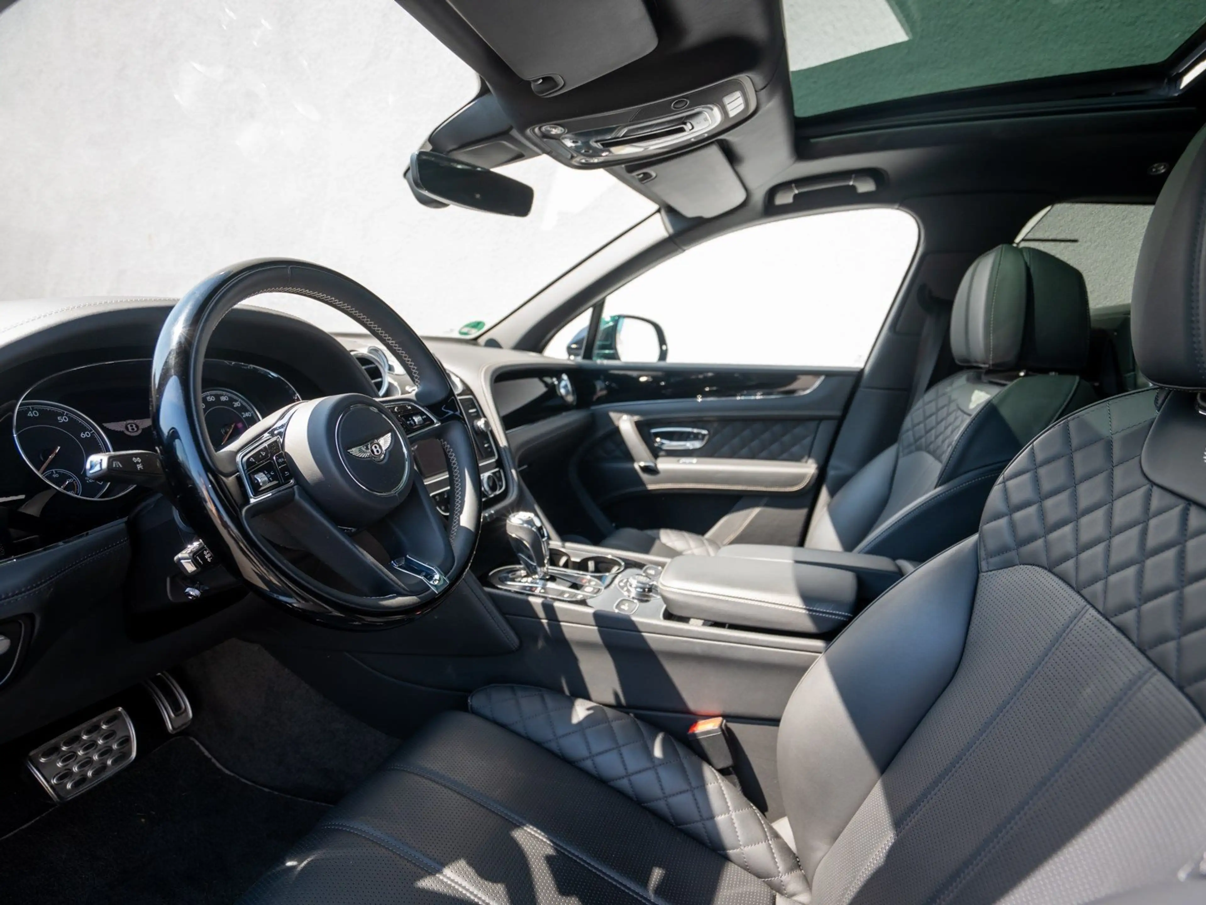 Bentley Bentayga V8 — photo 6