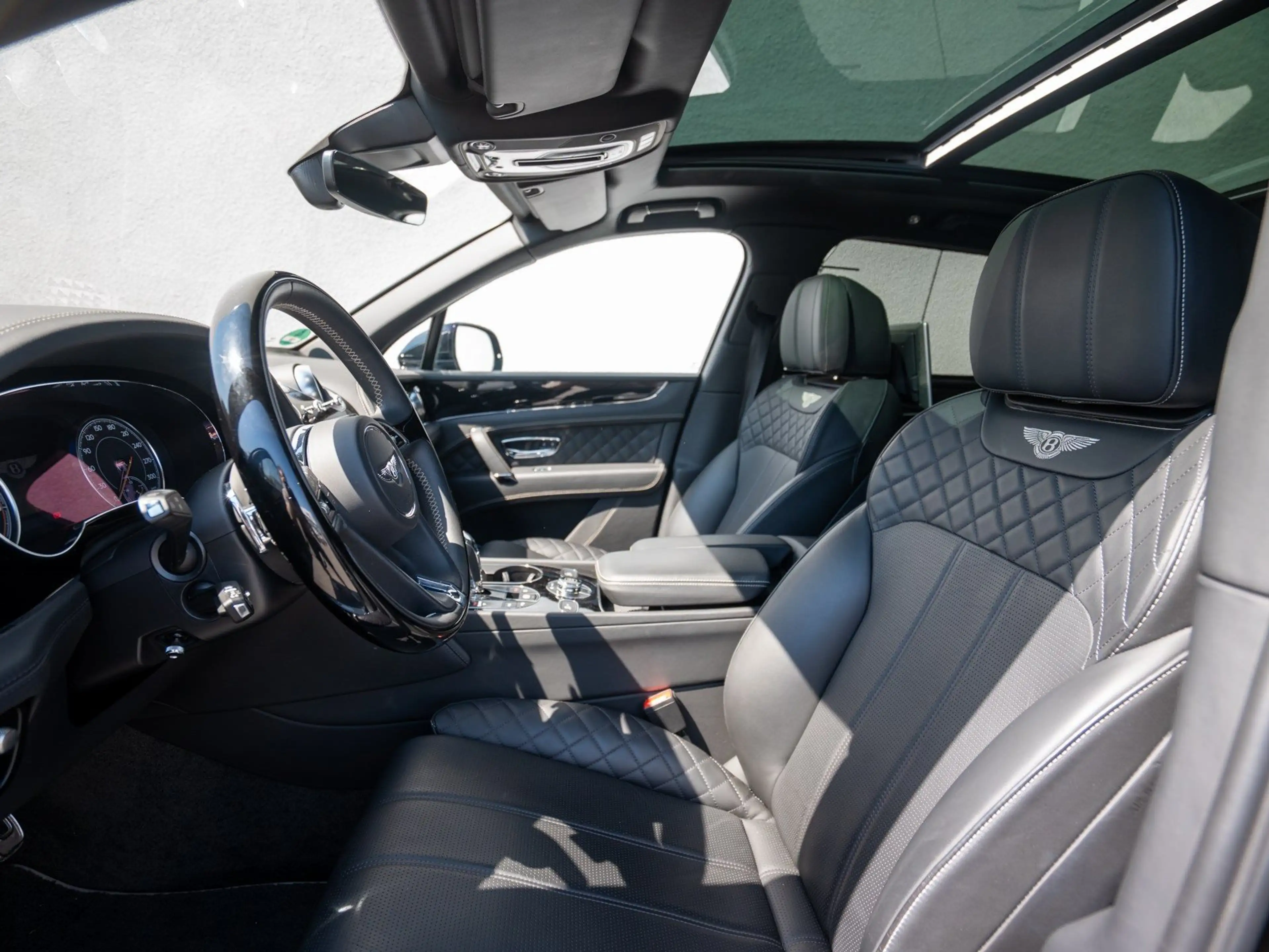 Bentley Bentayga V8 — photo 8