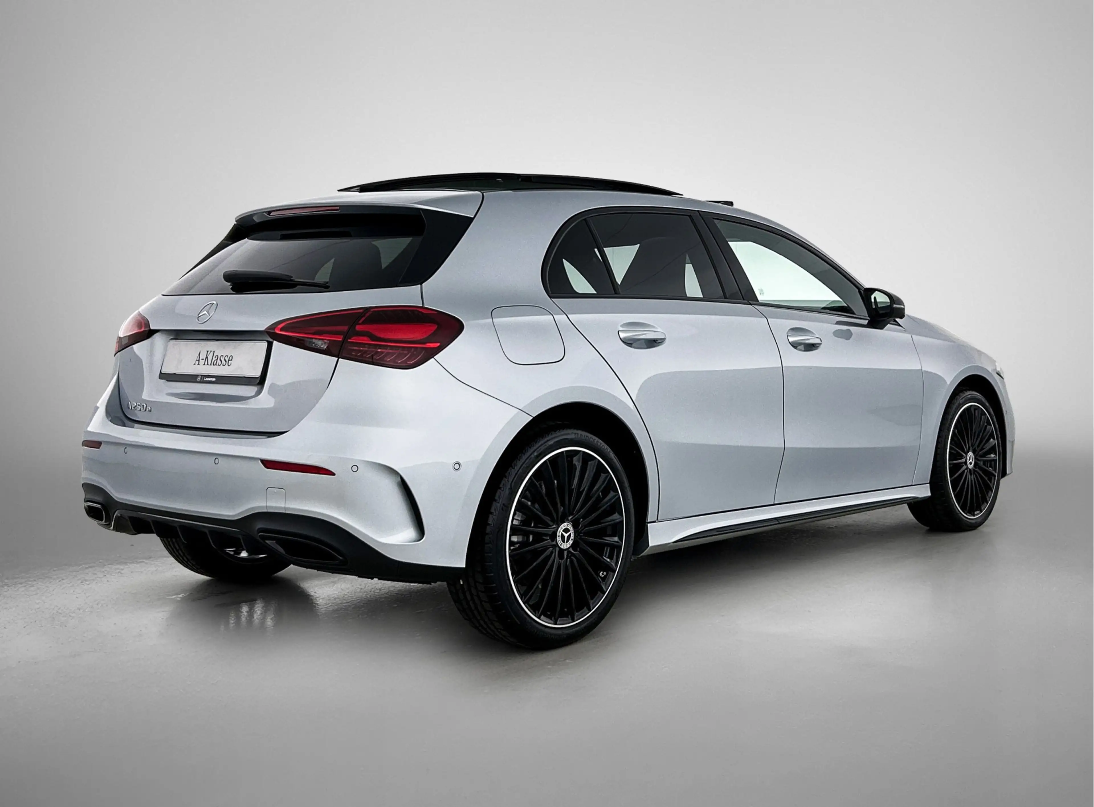 Mercedes-Benz A 250 e 140 Year Edition | Premium Plus | Parkeerpakket — photo 2