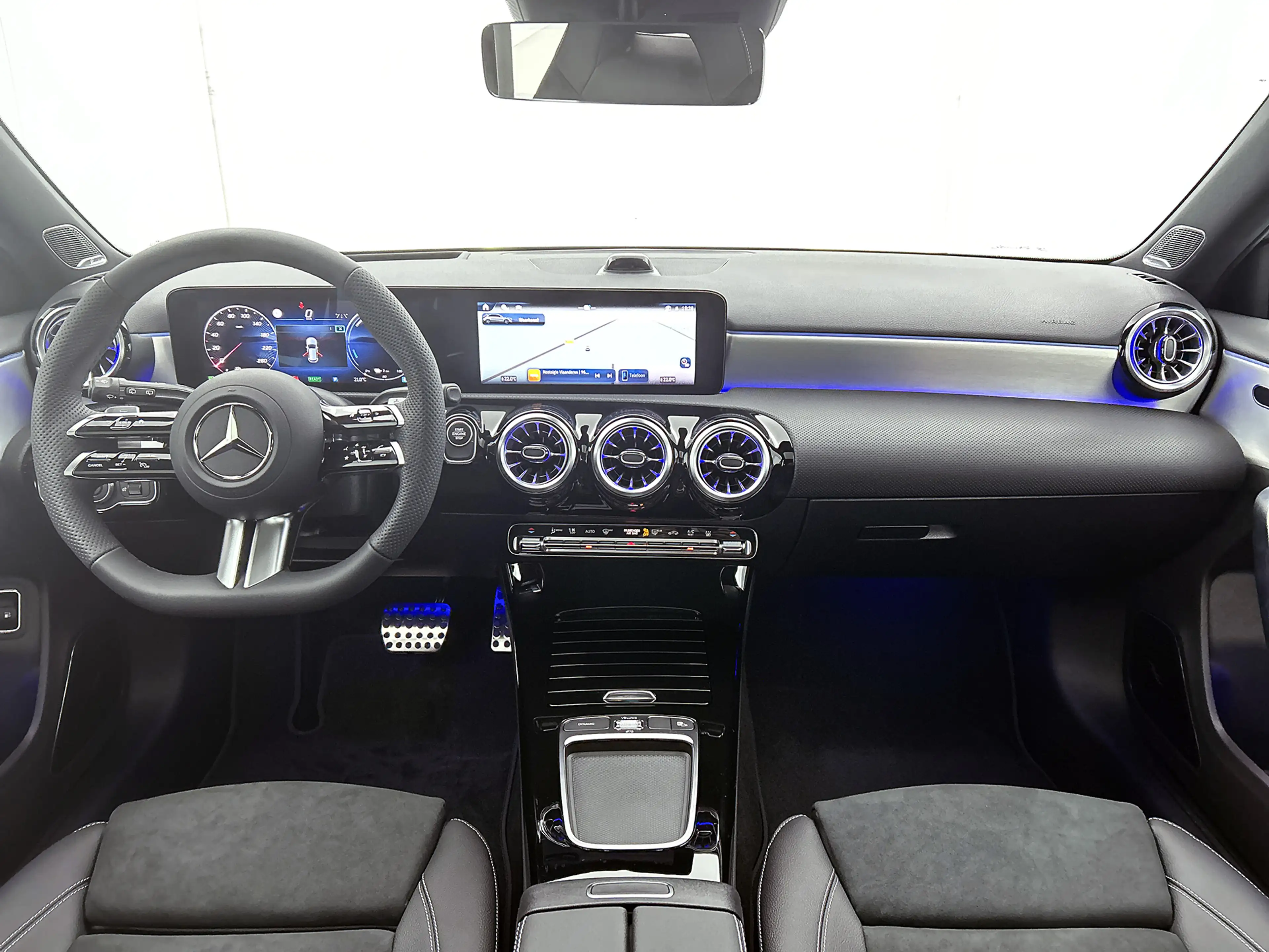 Mercedes-Benz A 250 e 140 Year Edition | Premium Plus | Parkeerpakket — photo 4