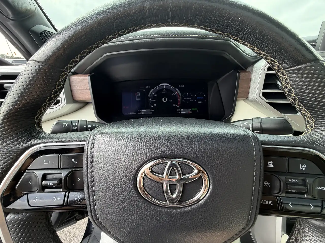 Toyota Tundra снимка Toyota Tundra