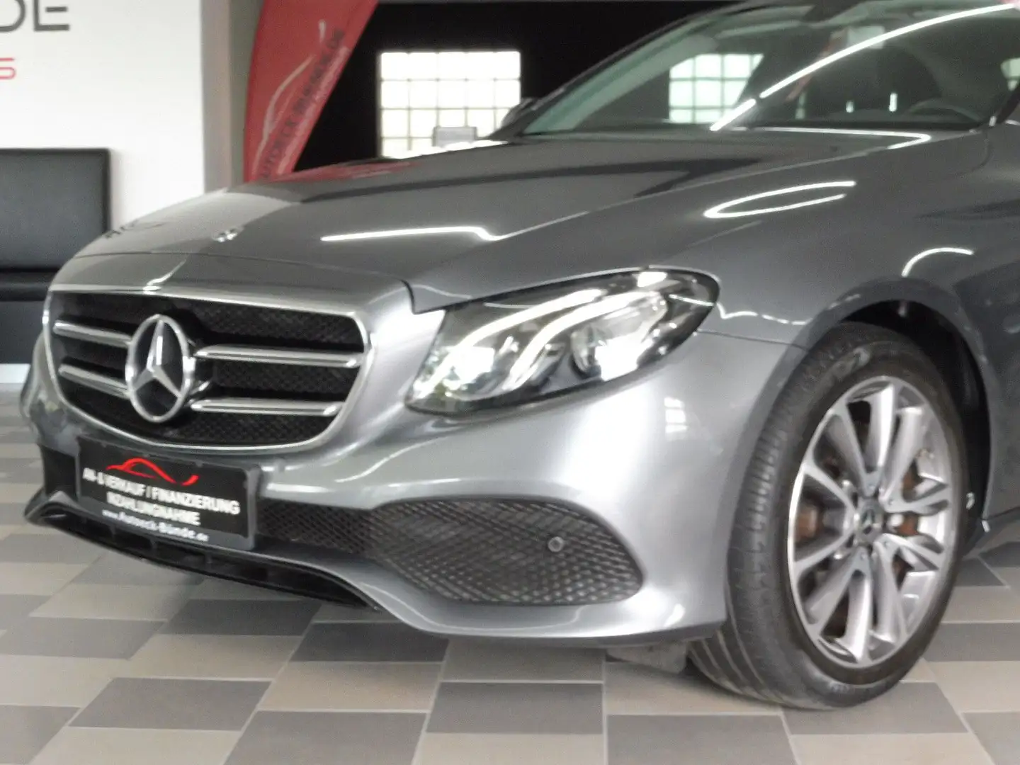 Mercedes-Benz E 200 Avantgarde GSHD/Ambi/Nigh/Widescr./Nav/AHK Gris - 1