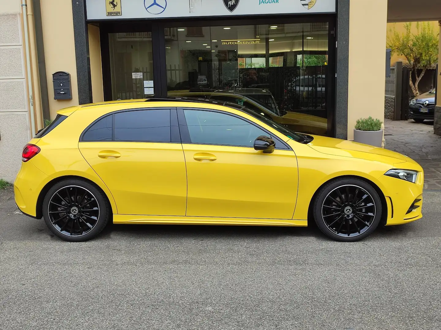 Mercedes-Benz A 200 Premium Amg Night Edition aut Mbux/realtà/tetto Giallo - 2