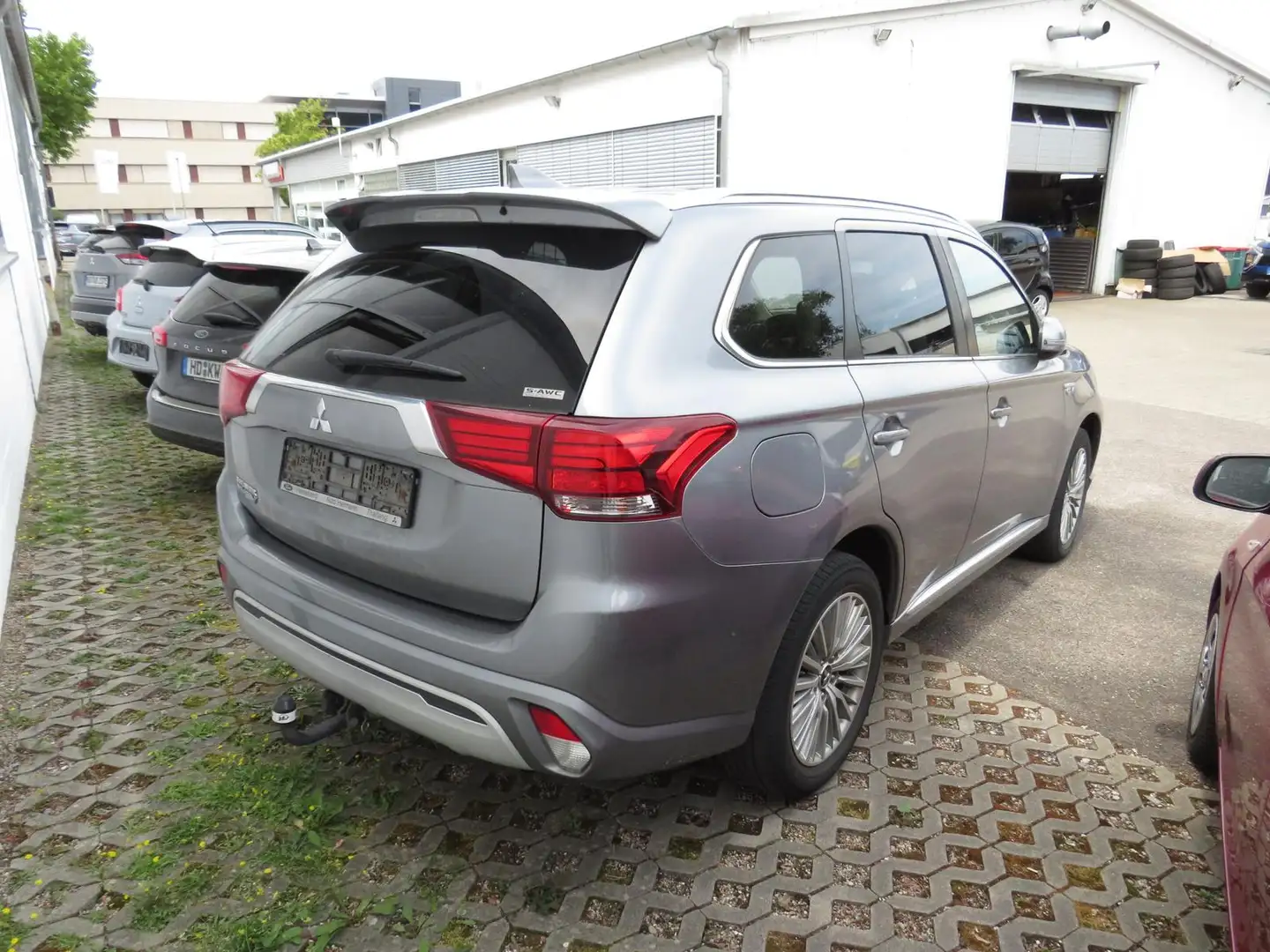 Mitsubishi Outlander PHEV Spirit 4WD Navigationssystem Grau - 2