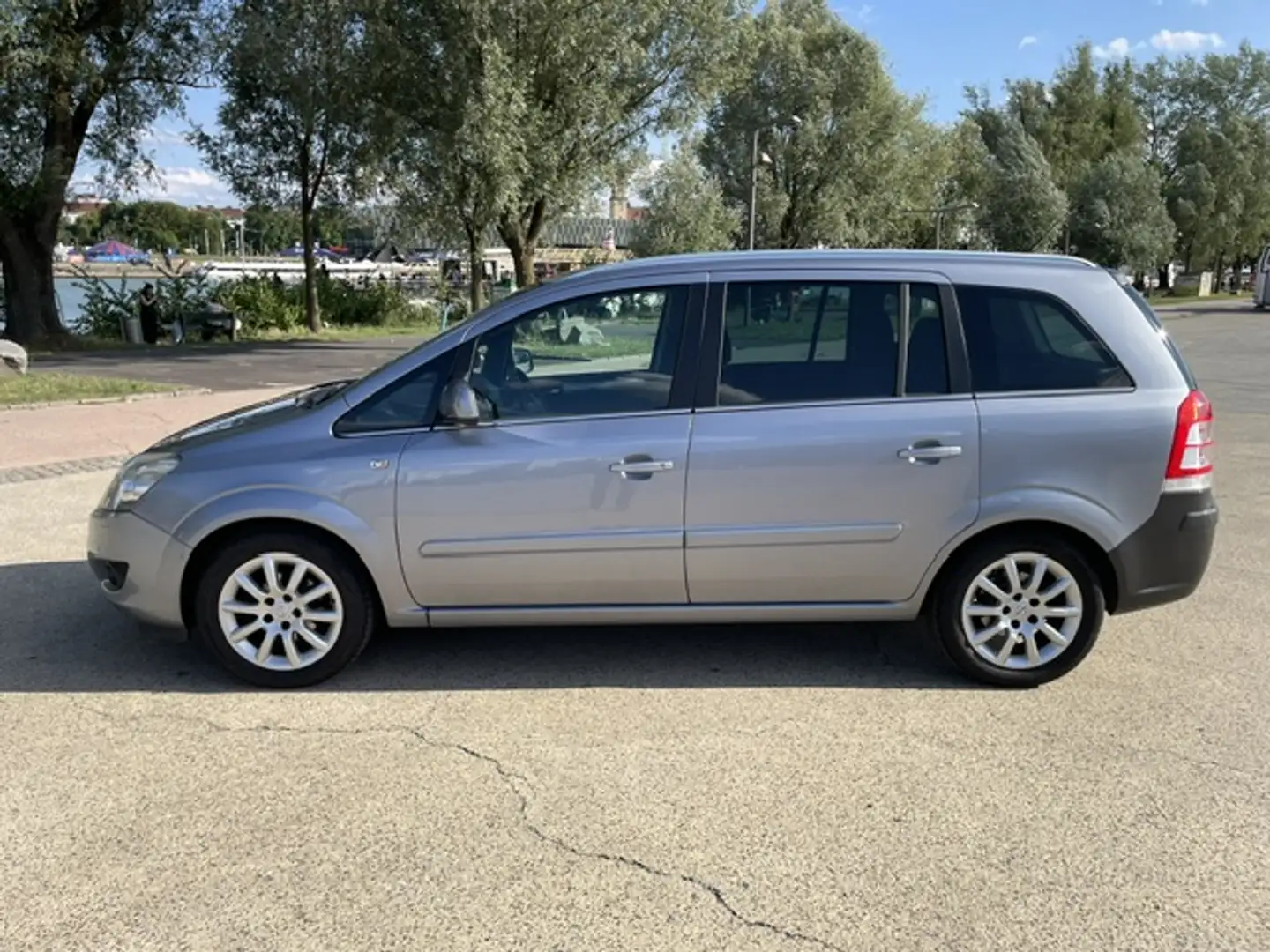 Opel Zafira Opel Zafira Innovation 1.8 Easytronic - Top Ausstattung, 7-Sitzer, Xenon-Kurvenlicht Kombi / Family Van Grau - 1