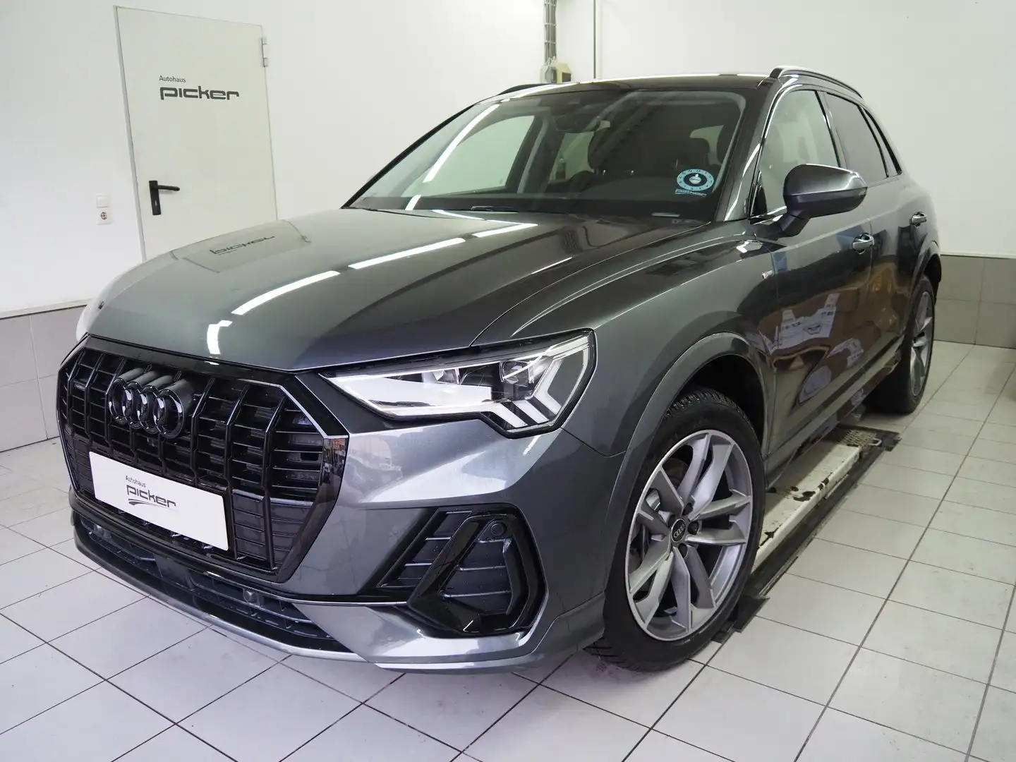 Audi Q3 40 TDI quattro admired Grau - 1
