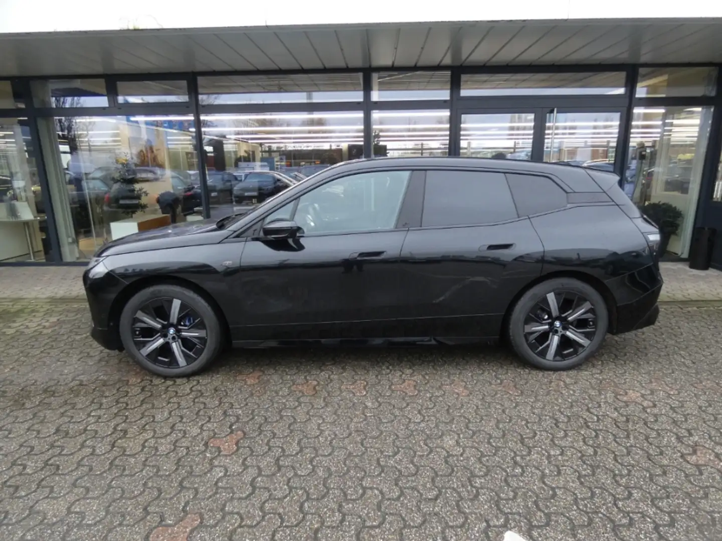 BMW iX M60 AHK PANO Sky Lounge Integral Aktivlenkung Schwarz - 2