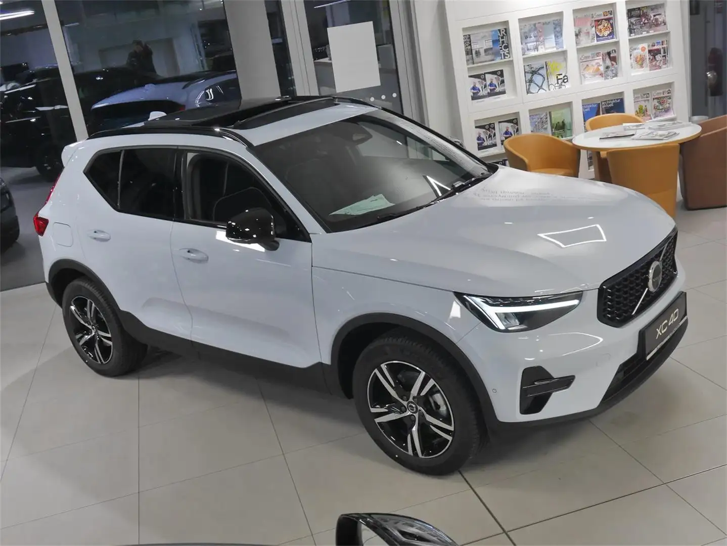 Volvo XC40 B3 Plus Dark Blau - 2