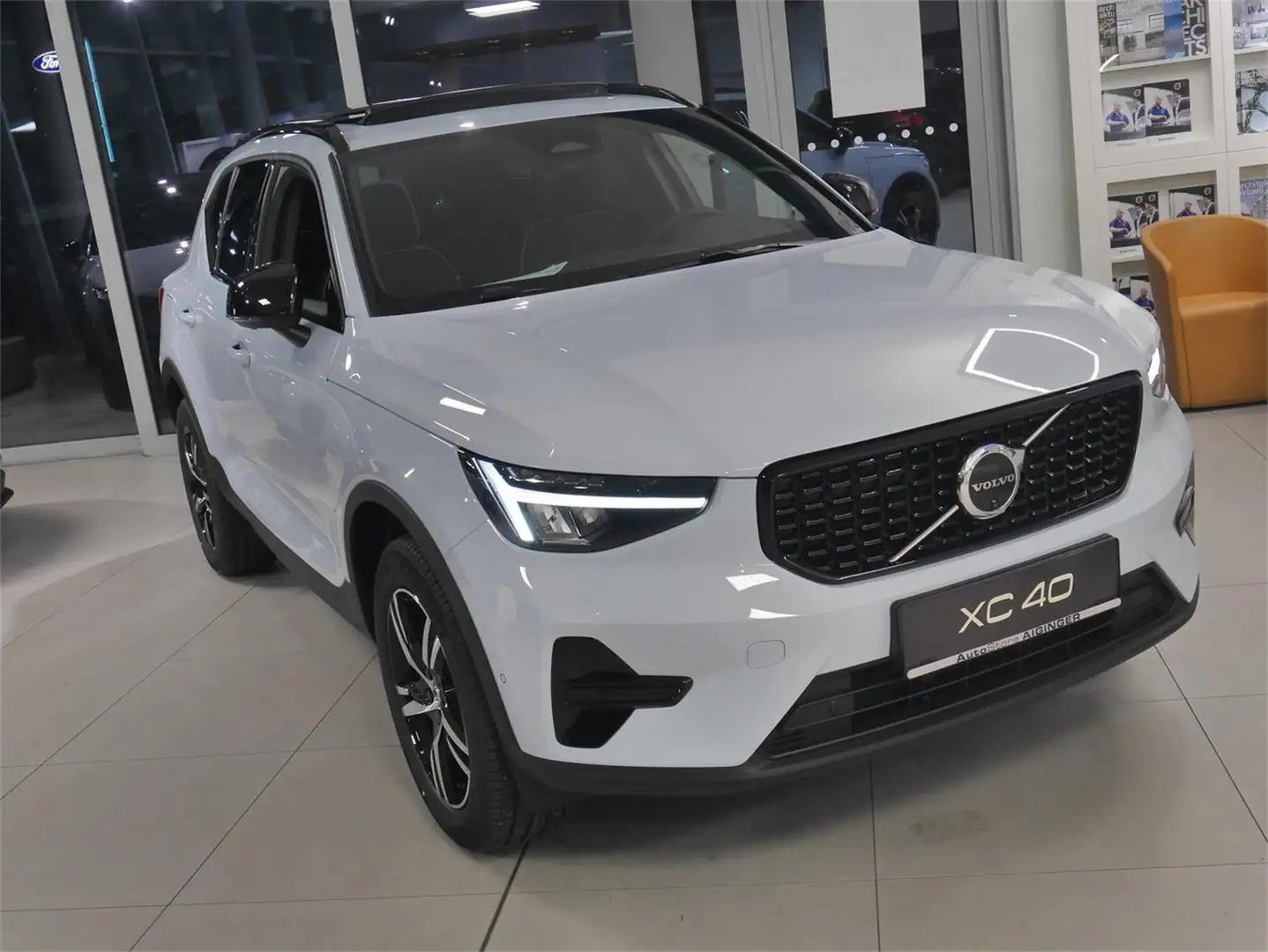 Volvo XC40 B3 Plus Dark Blau - 1