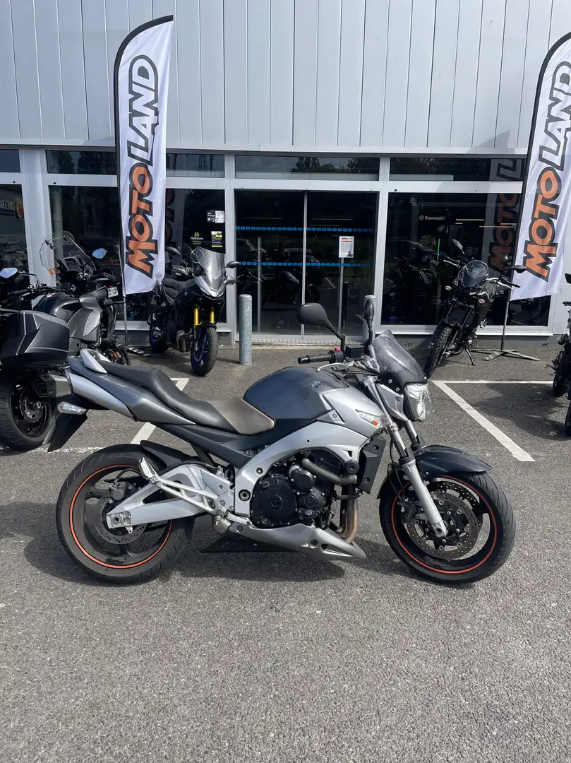 Suzuki GSR 600 Gris - 2