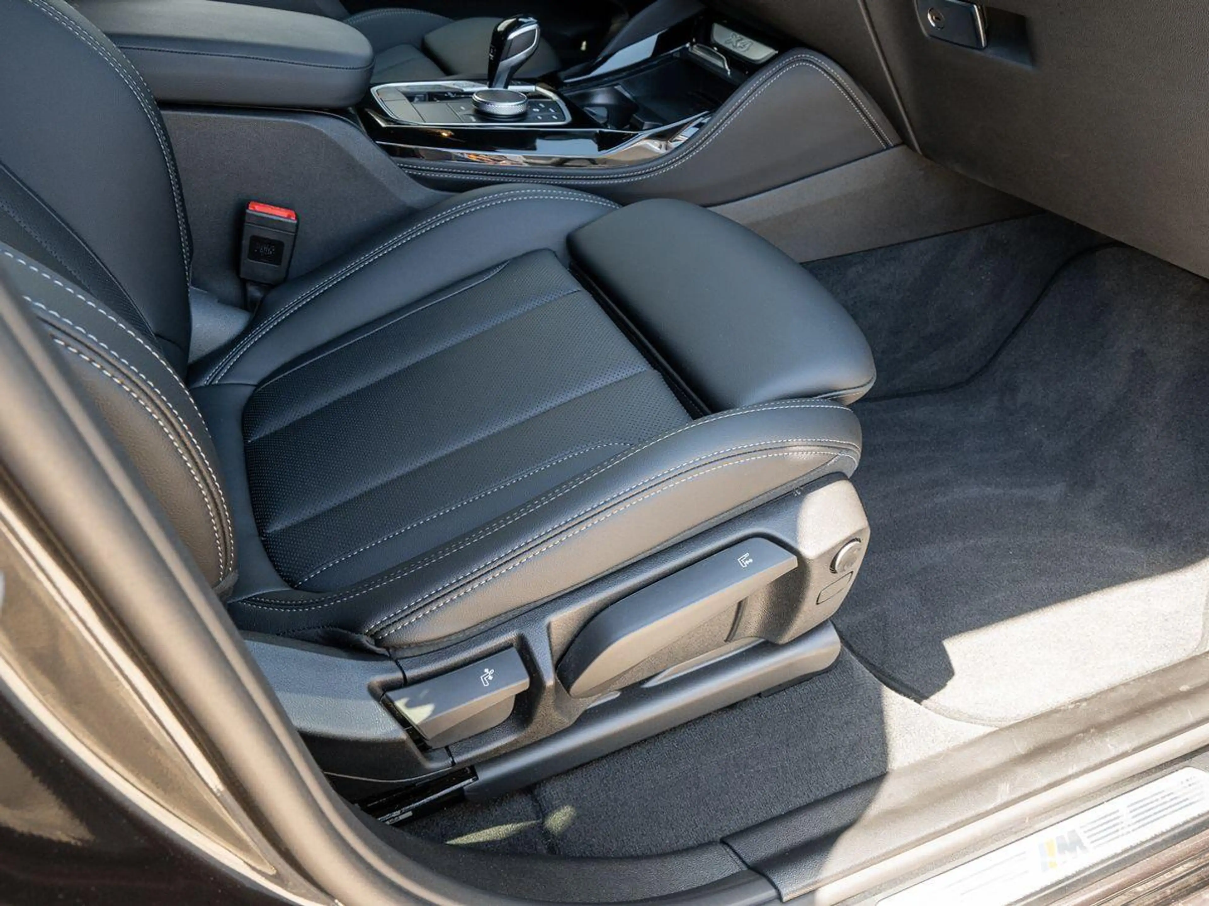 BMW X4 xDrive20d M-Sport StdHz AHK PANO ACC Laser HuD — photo 11