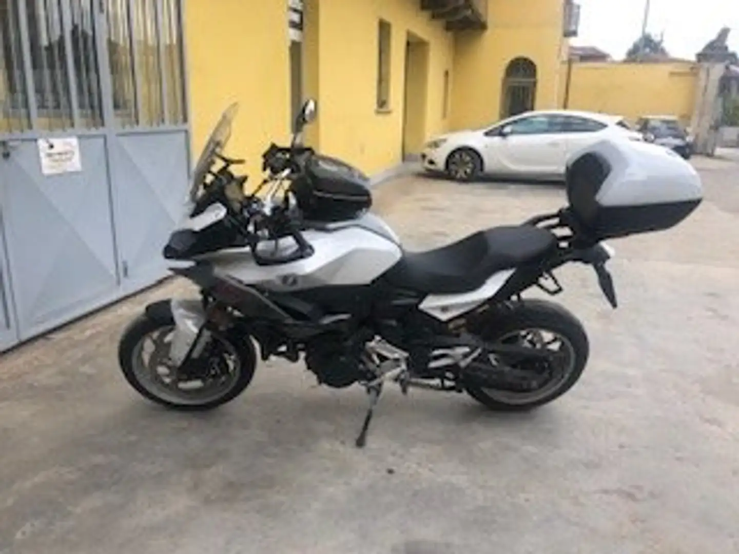BMW F 900 XR enduro stradale - 2