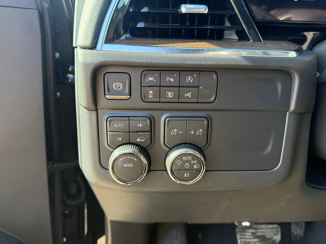 Chevrolet Suburban снимка Chevrolet Suburban