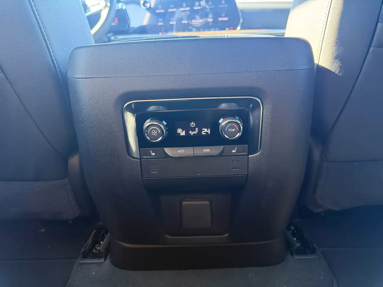 Chevrolet Suburban снимка Chevrolet Suburban
