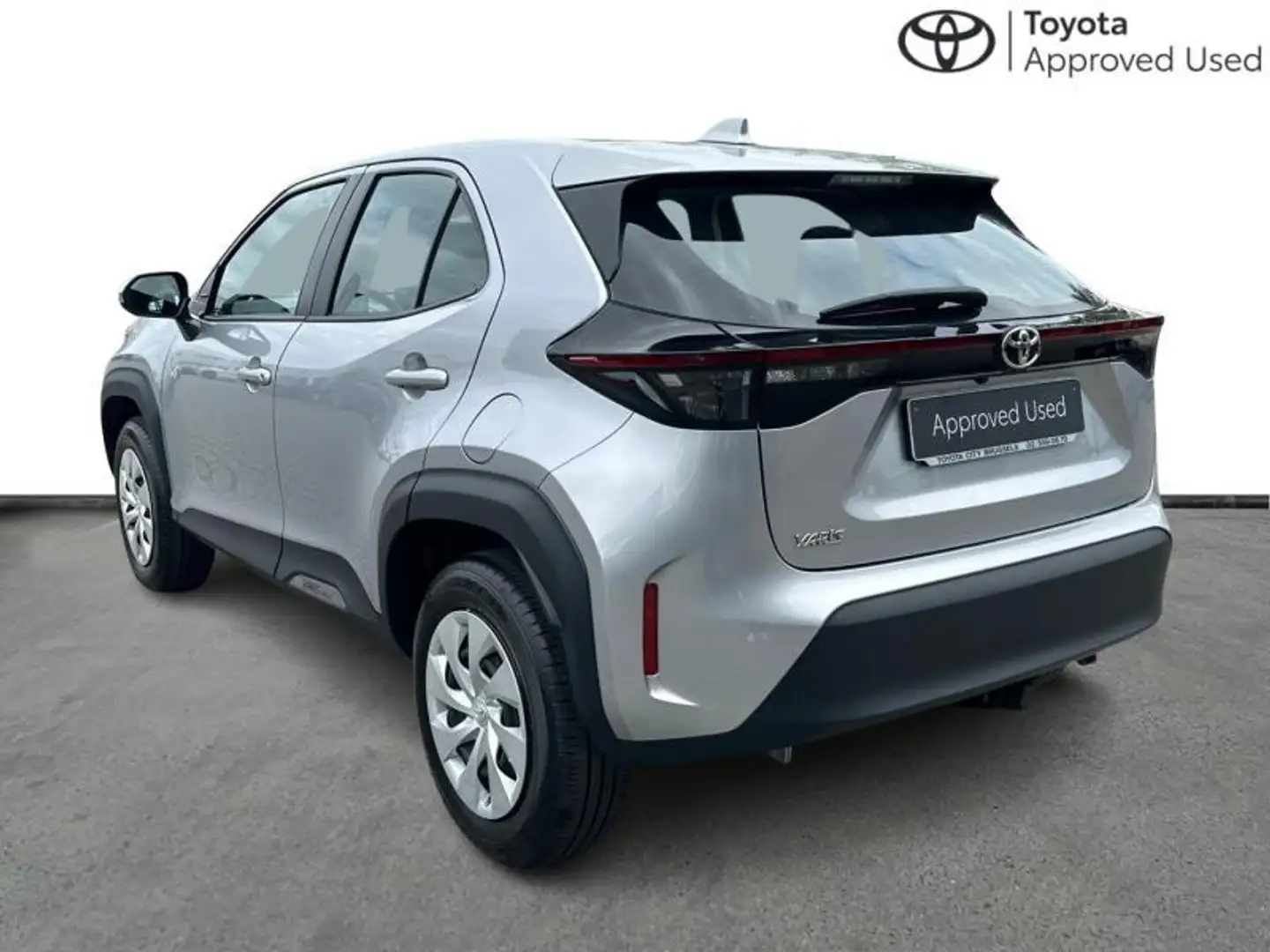 Toyota Yaris Cross DYNAMIC + TREKHAAK & CARPLAY Grijs - 2