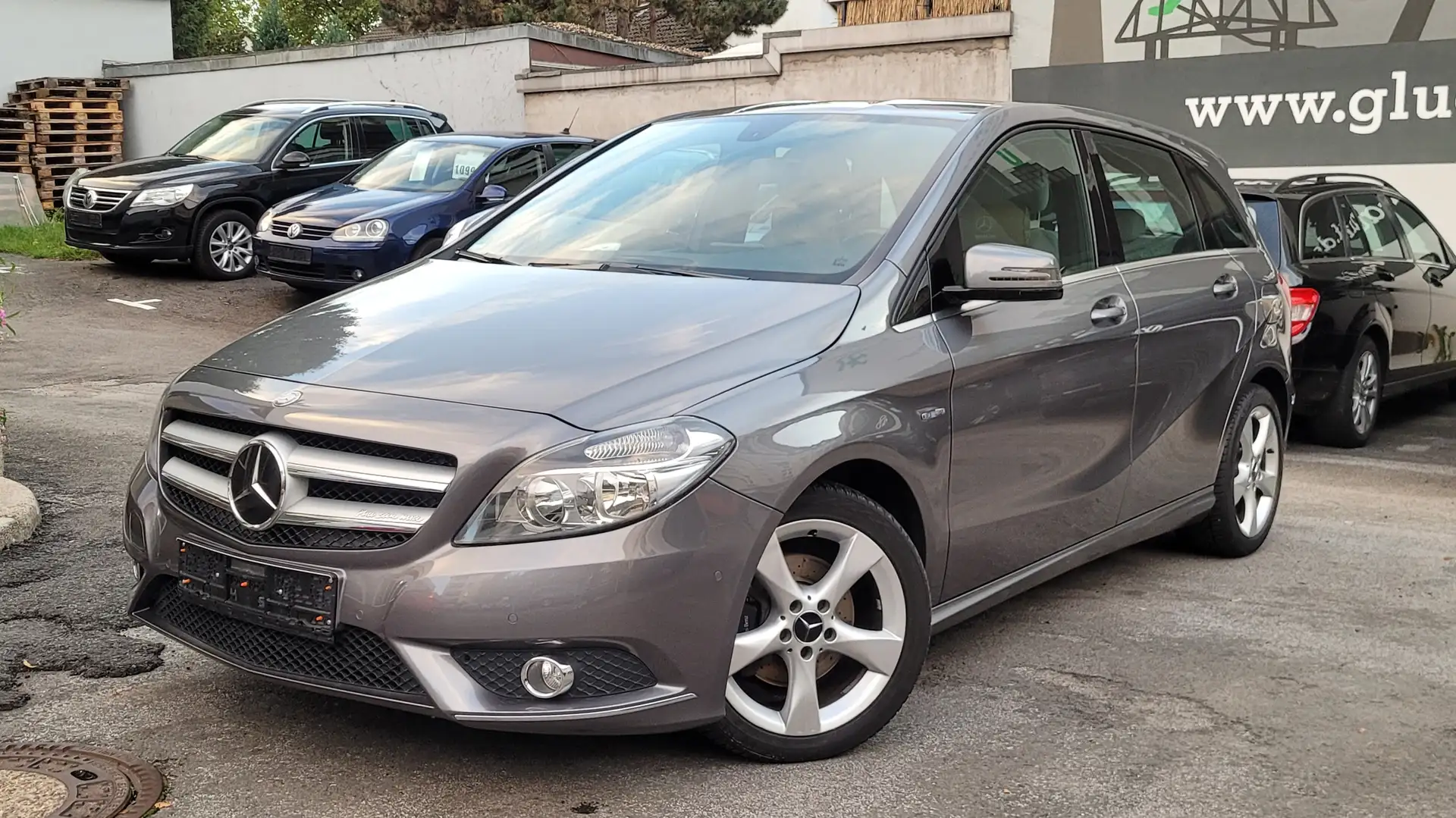 Mercedes-Benz B 180 7G AMG-Line*beiges Leder*Navi*17"*PDC*SH*S-Wippen Grau - 2