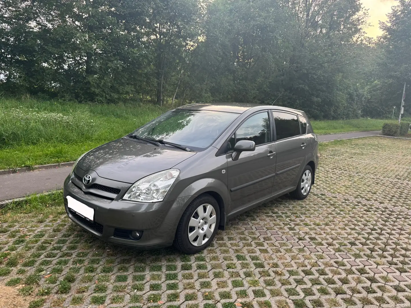 Toyota Corolla Verso Corolla Verso 2,2 D-4D Grey - 1