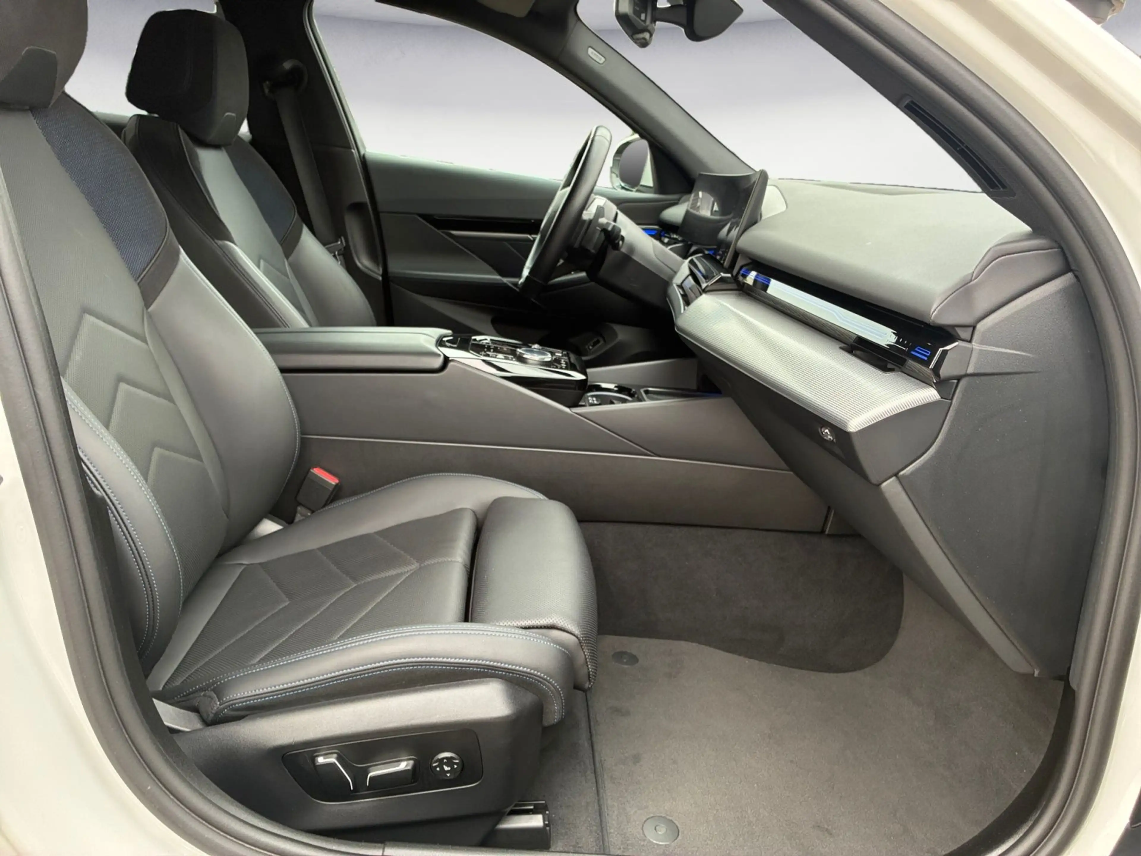 BMW 520 d Touring M Sportpaket AHK Driving Assistant — photo 15