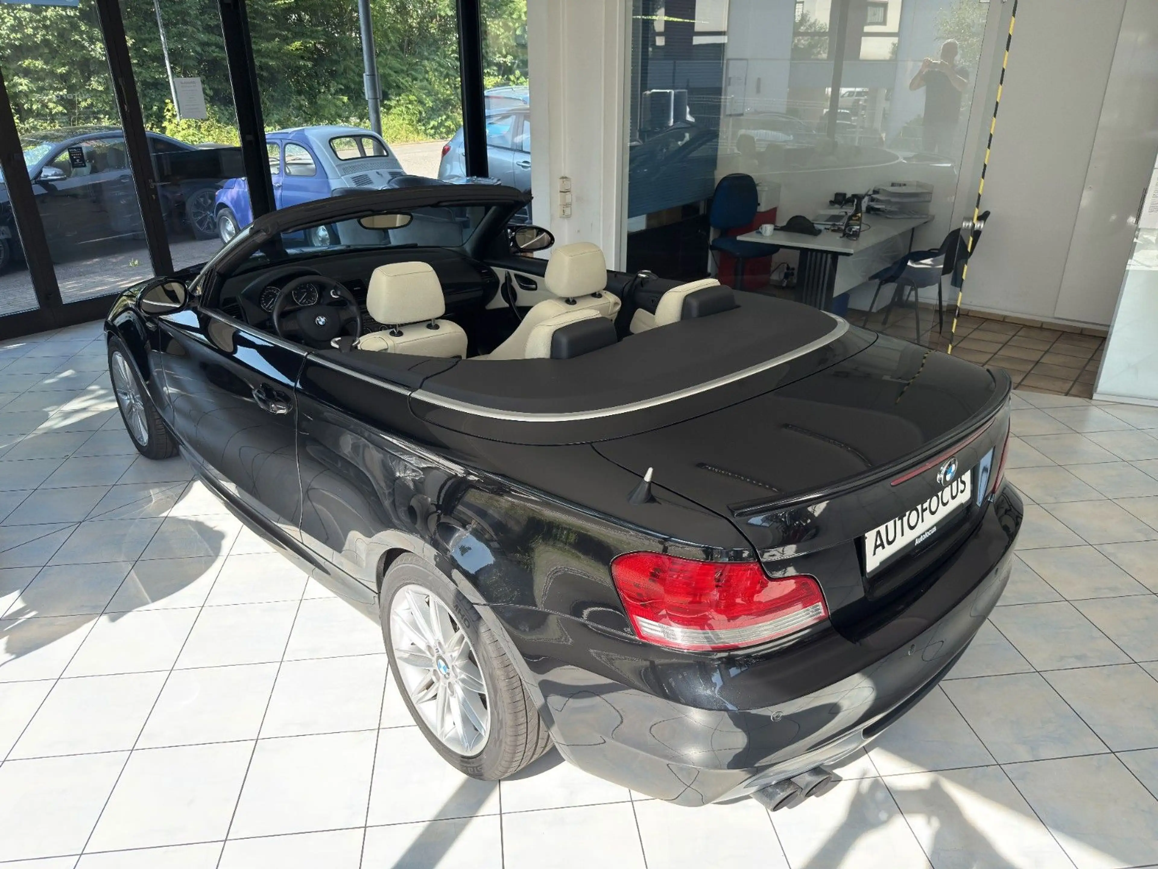 BMW 135 Cabrio*Leder*Xenon*M-Paket* — photo 8