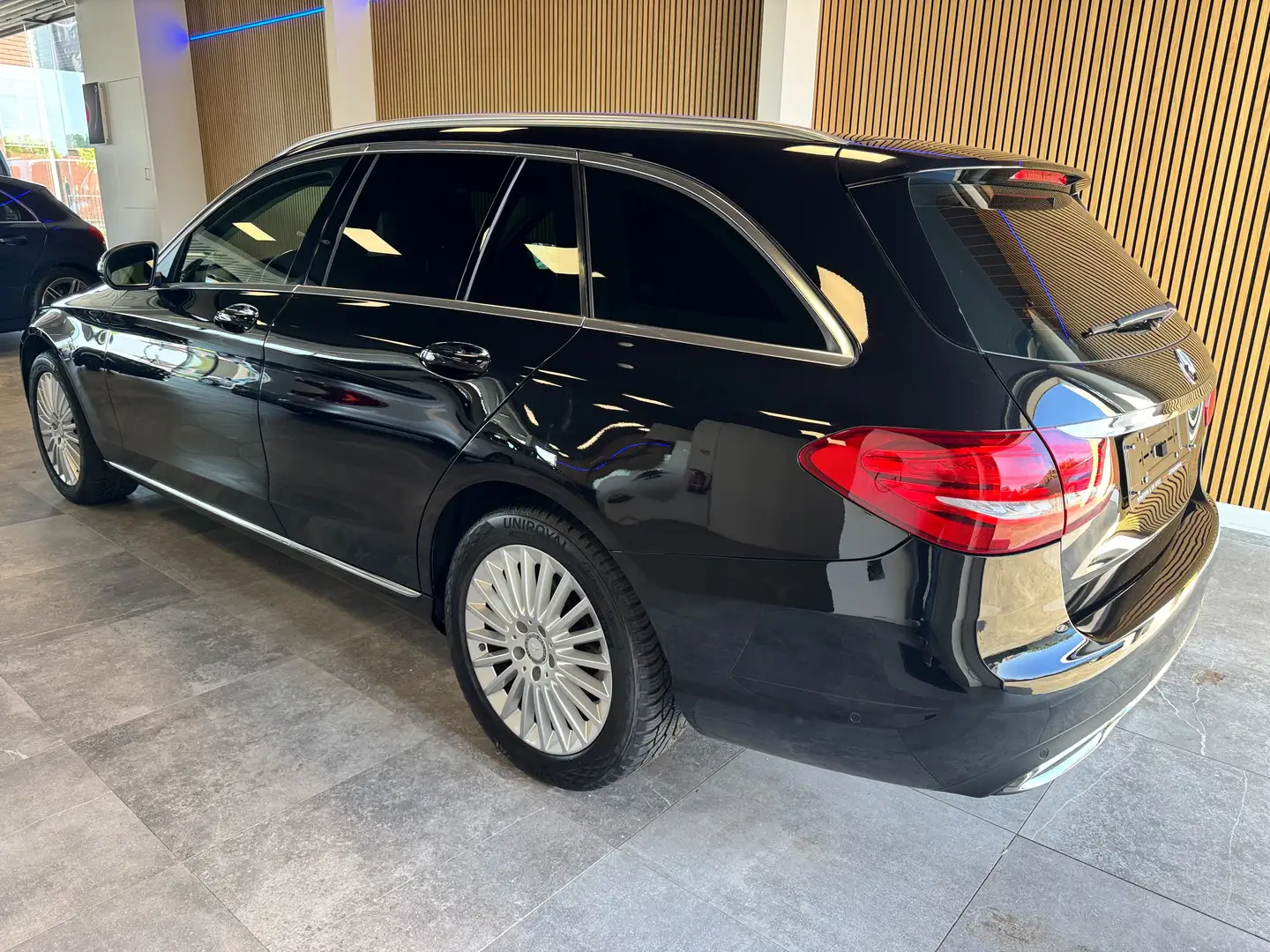 Mercedes-Benz C 180 Exclusive uitvoering Чорний - 2