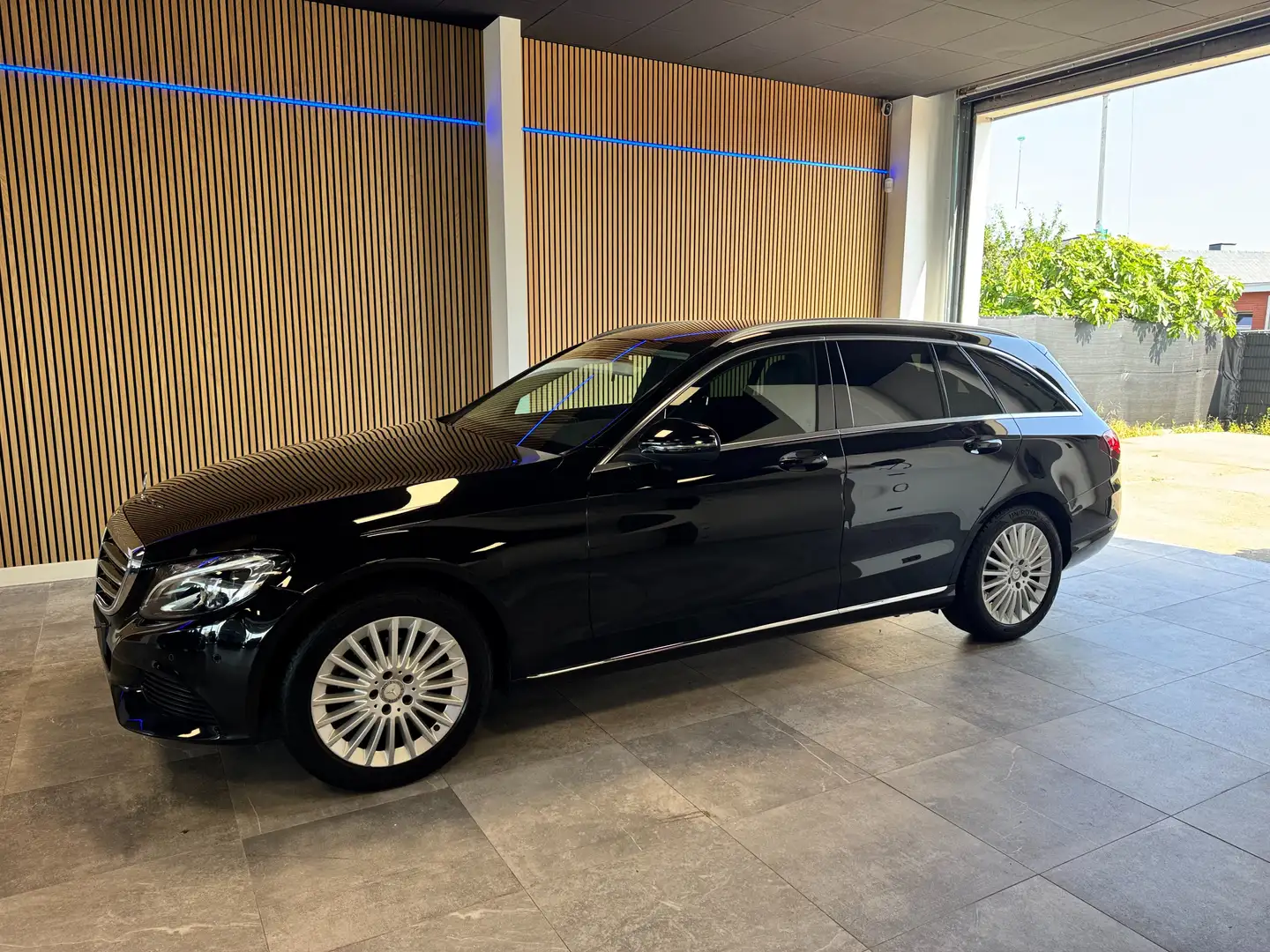 Mercedes-Benz C 180 Exclusive uitvoering Чорний - 1