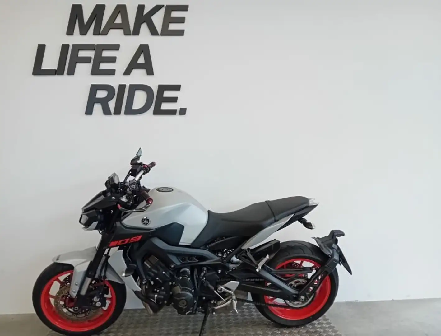 Yamaha MT-09 Bianco - 2