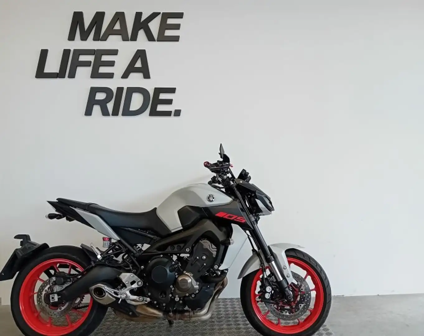 Yamaha MT-09 Bianco - 1