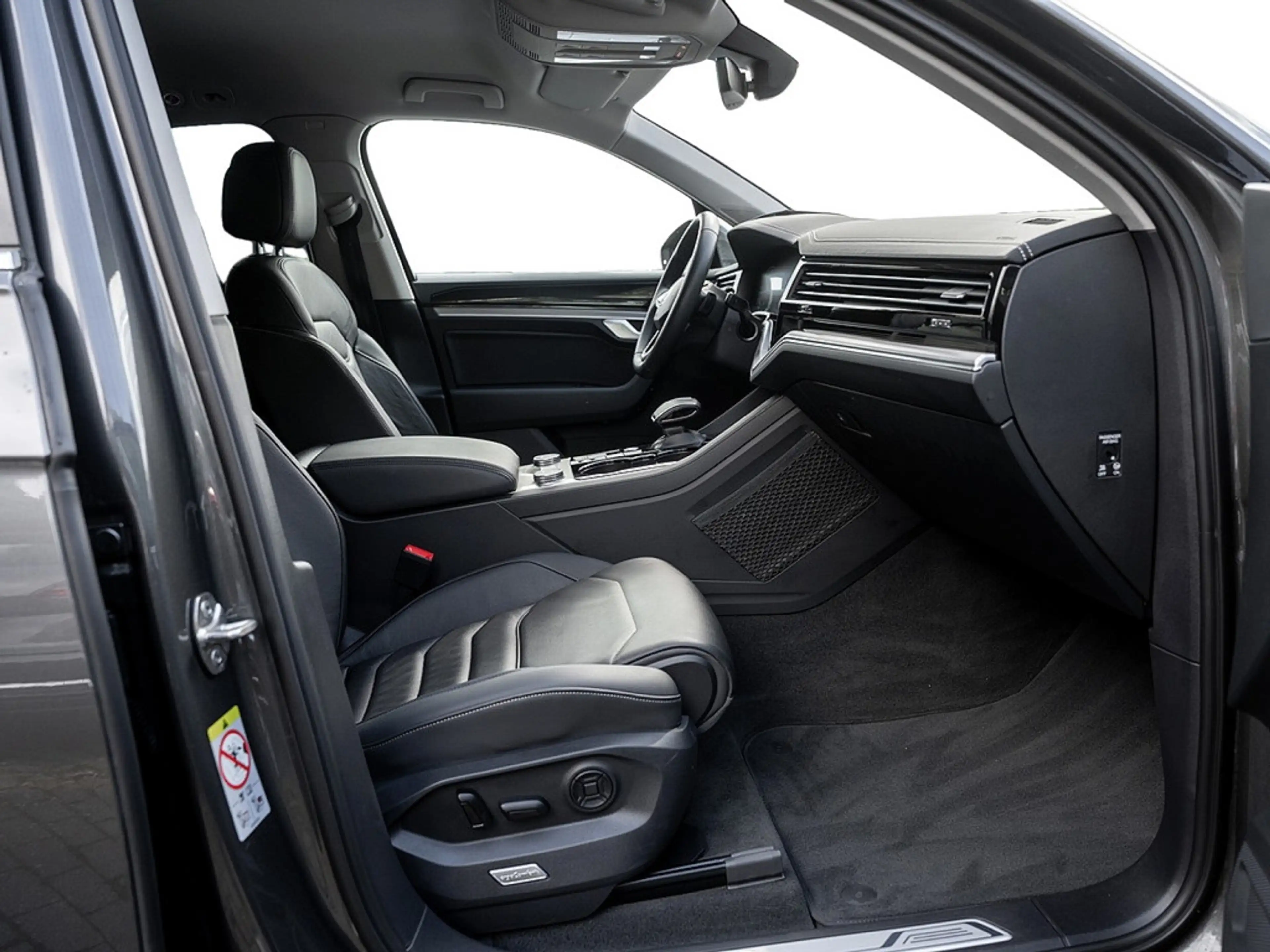 Volkswagen Touareg 3.0 TDI 4M AHK KAM MATRIX ACC NAVI — photo 3